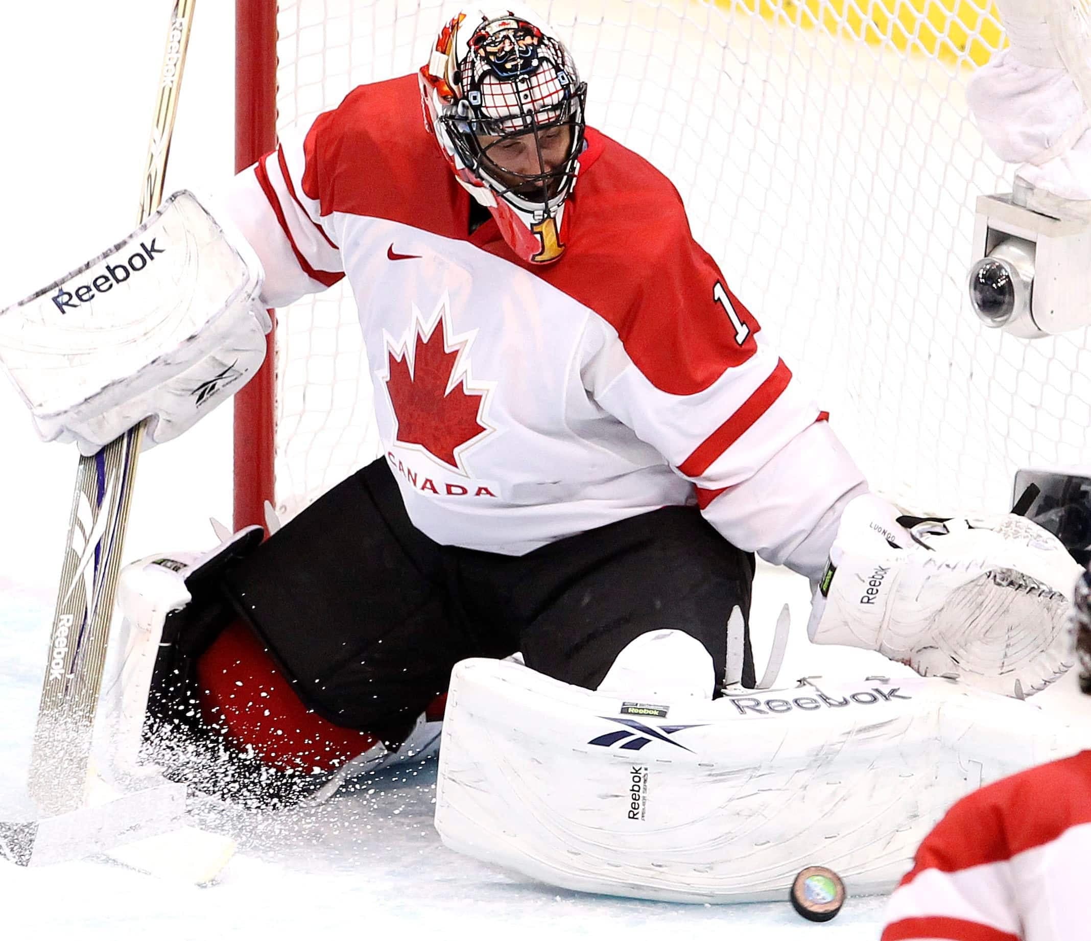 Aux Jeux olympiques de Vancouver, Roberto Luongo remporte l’or avec l’équipe canadienne. Il aide le Canada à remporter ses quatre derniers matchs.