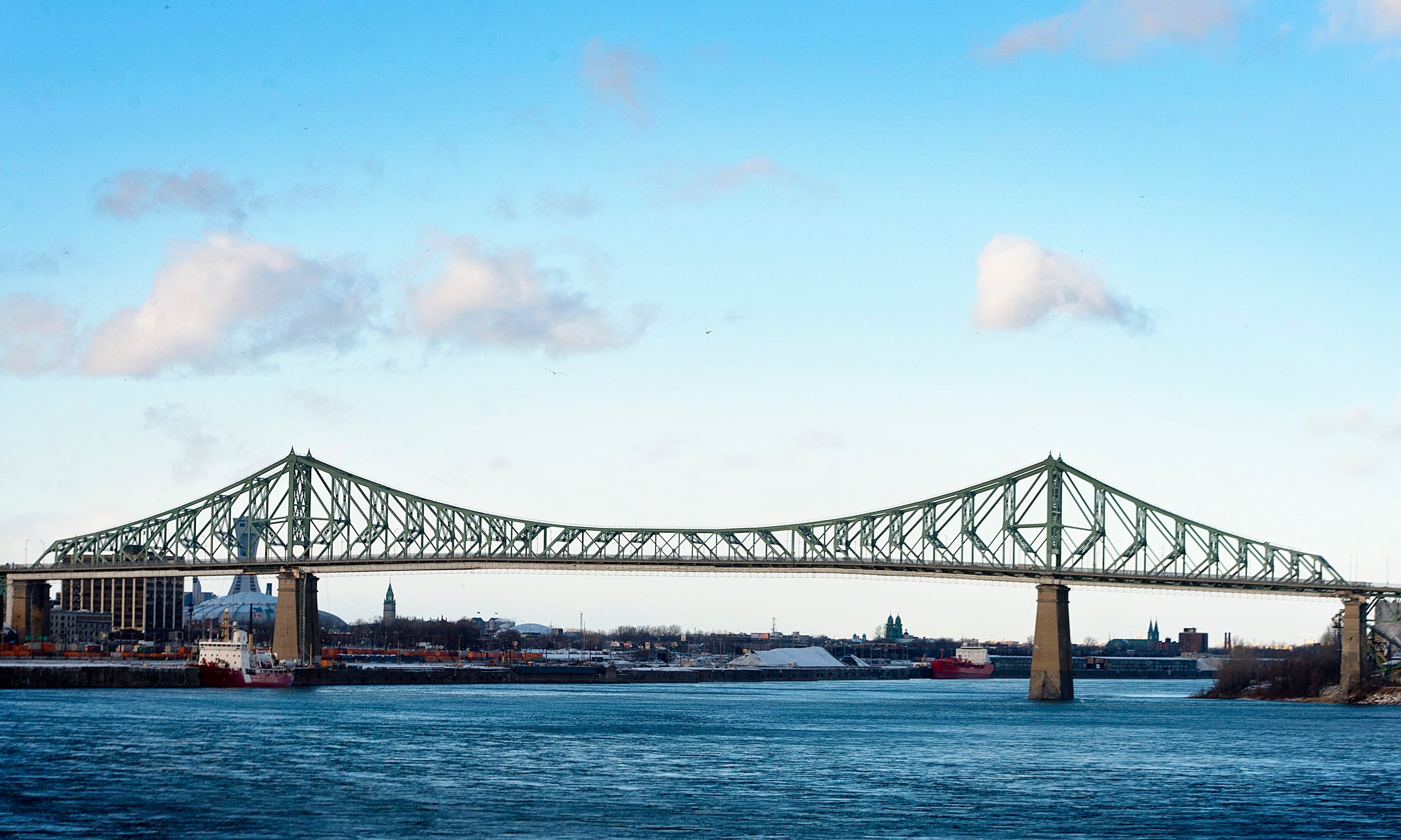 Le pont Jacques-Cartier relie Montréal et Longueuil.