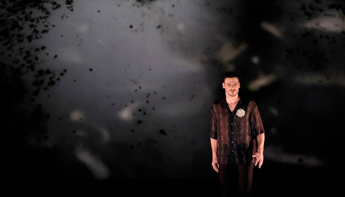 François Arnaud sur la scène du TNM, en janvier dernier, alors qu'il jouait dans la pièce de Michel Marc Bouchard "Une fête d'enfants".