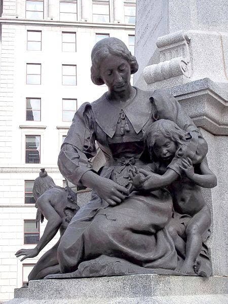 Jeanne Mance, figure du Monument à Maisonneuve, oeuvre de Louis-Philippe Hébert, Place d'Armes, Montréal