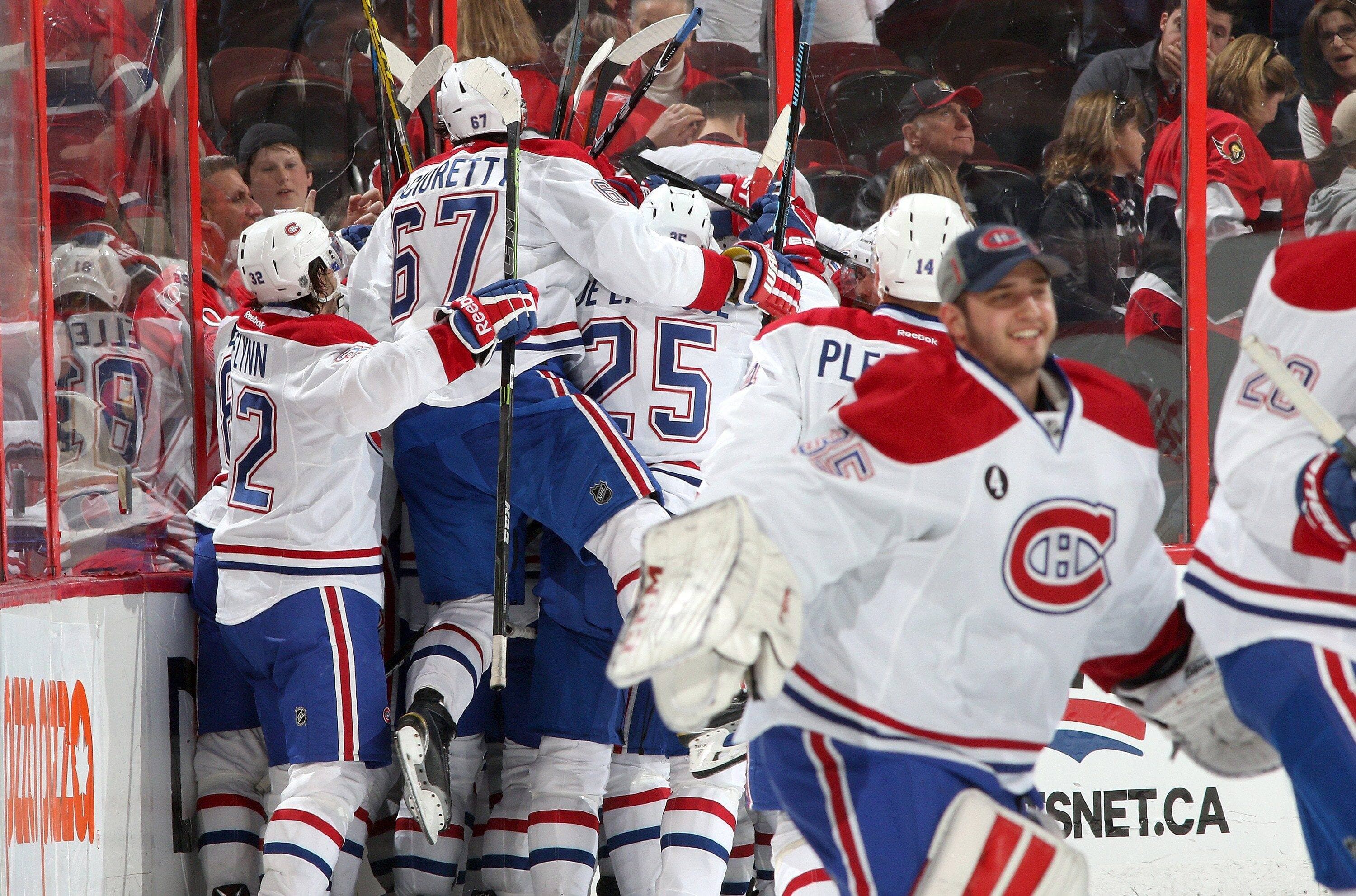 Max Pacioretty célèbre avec ses coéquipiers du Canadien de Montréal, le 19 avril 2015, à Ottawa, après une victoire obtenue durant cette série de premier tour contre les Sénateurs.