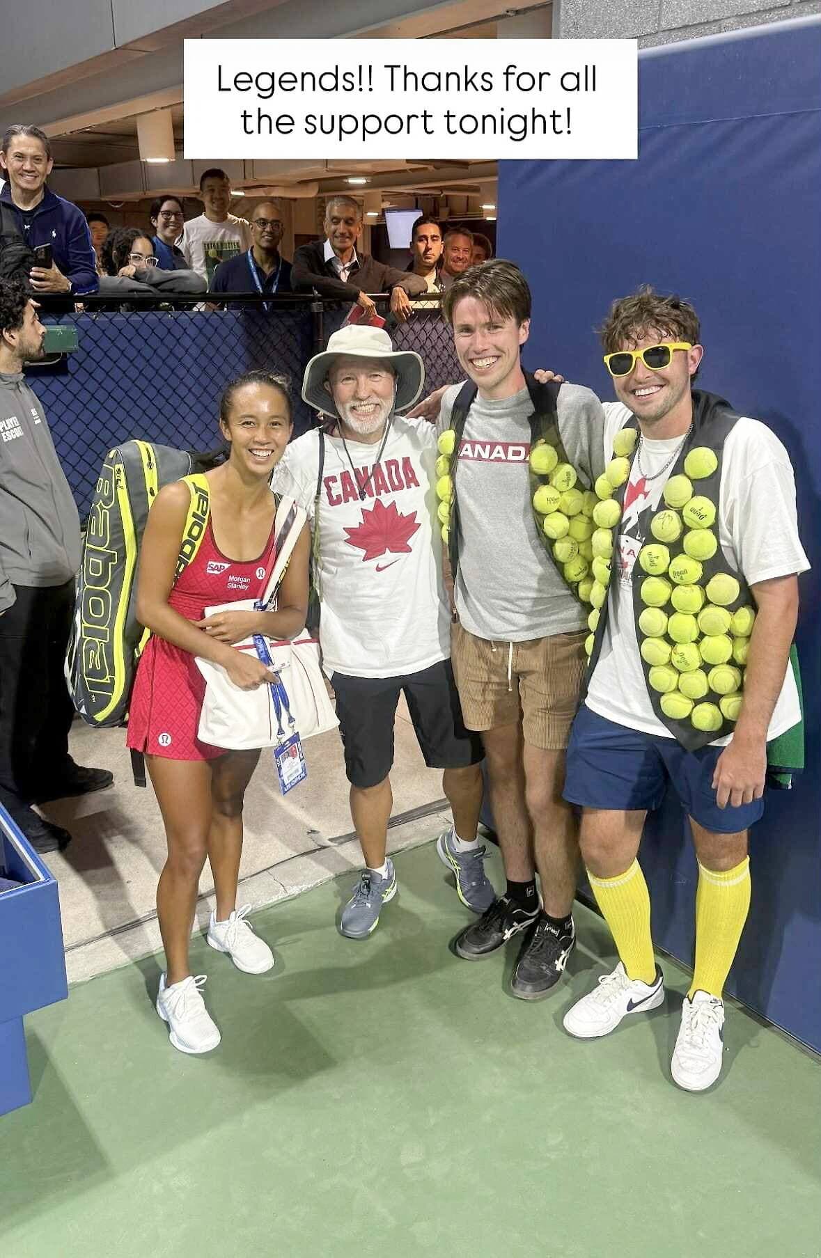 Leylah Fernandez a fait cadeau de serviettes officielles du US Open à ces trois partisans des joueurs canadiens qui l’ont soutenue durant son match, mercredi à New York.