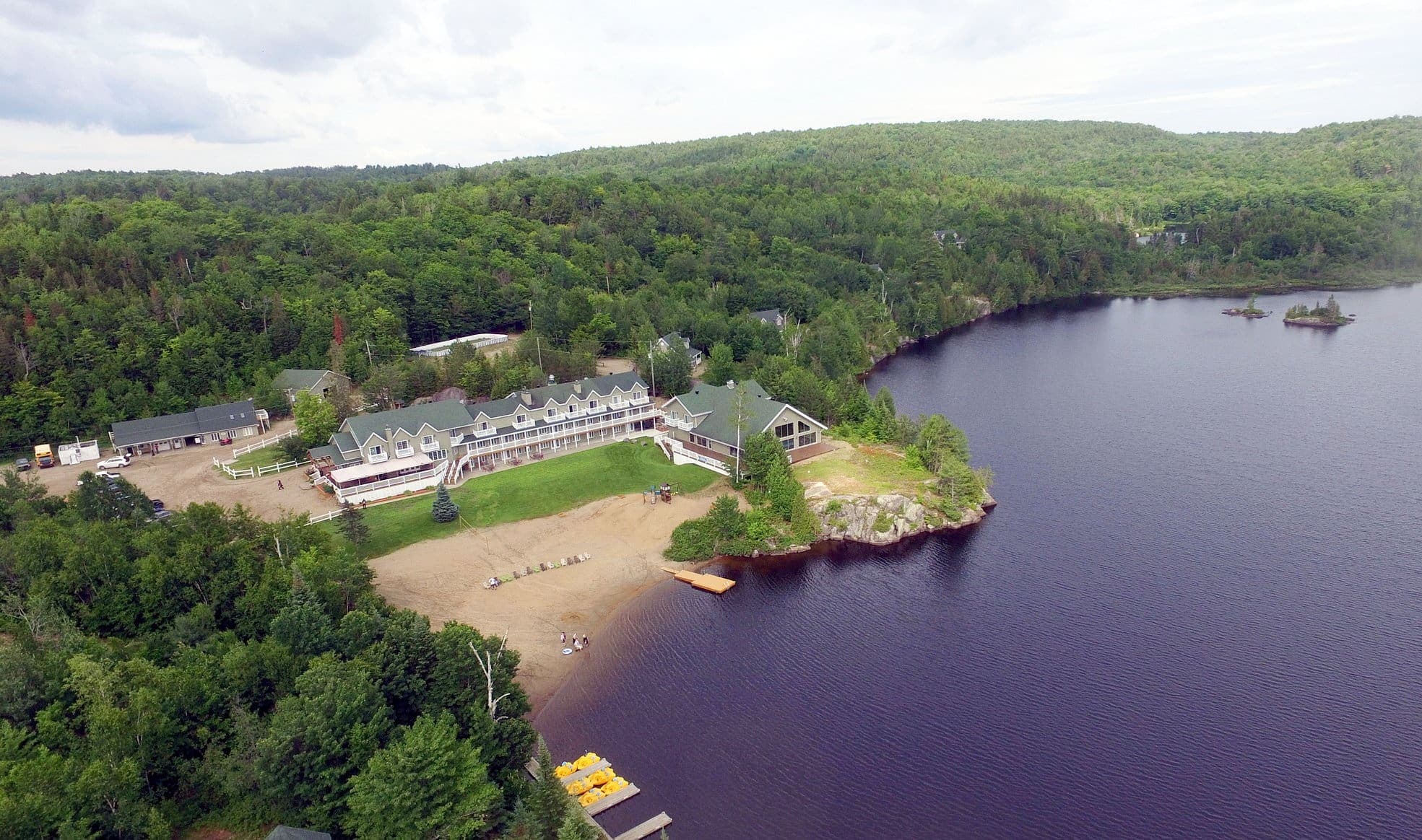Les installations du lac Blanc sont de grande qualité. Elles vous offrent de belles possibilités d’hébergement, de pêche et plus.