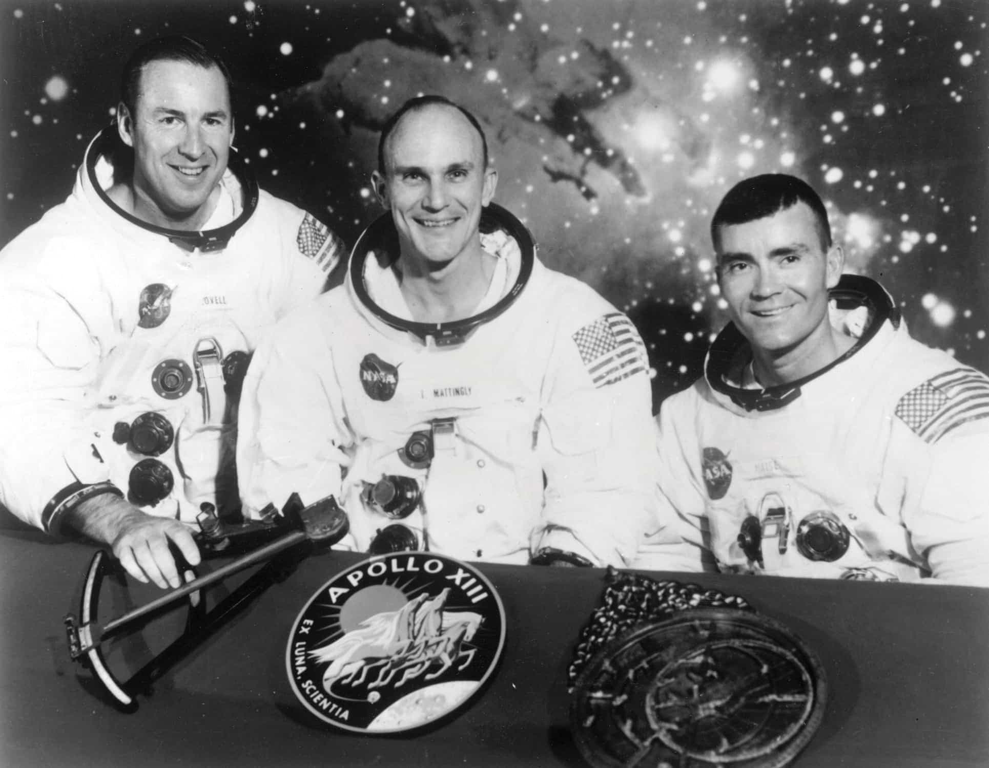 L’équipage original de la mission Apollo 13: Jim Lovell, commandant, Thomas Ken Mattingly, pilote du module de commande (remplacé trois jours avant le départ par Jack Swigert), et Fred Haise, pilote du module lunaire.