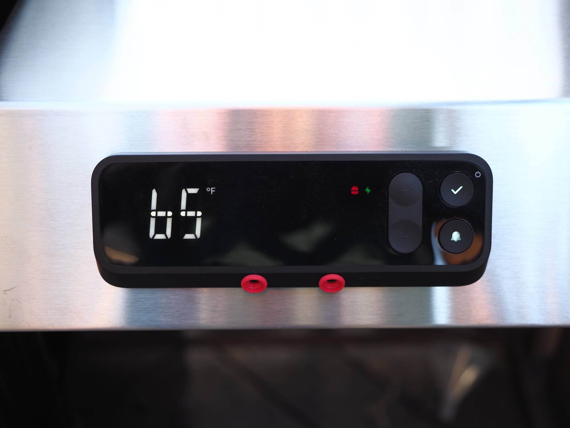 Le thermomètre connecté du Genesis SX-335 affiche la température de la cuve et le niveau de propane, et permet d’utiliser deux sondes pour suivre la cuisson interne des aliments.