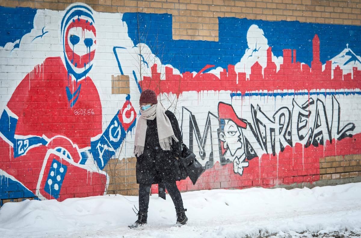 Une passante arbore un masque jetable lors de cette photo prise le 5 février 2021 à Montréal.