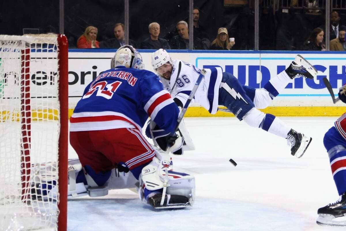 Nikita Kucherov a plongé pour essayer de marquer, hier, face aux Rangers de New York. Mais il s’est repris plus tard contre Igor Shesterkin.