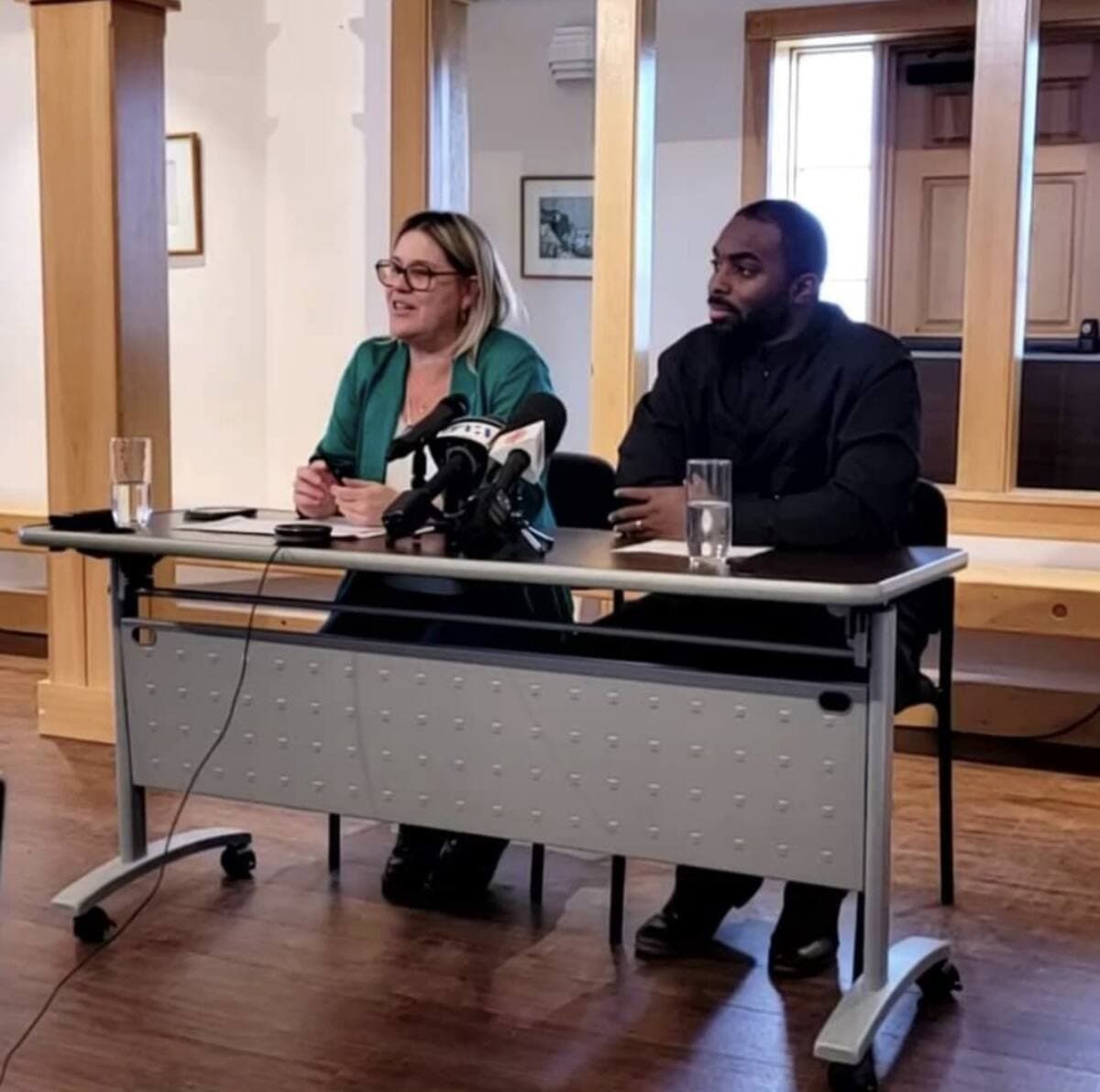 La mairesse de Percé, Cathy Poirier, en compagnie du directeur général de la Ville, Jean-François Kacou