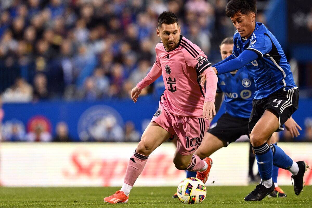 Même quand il est surveillé de près, Lionel Messi arrive à faire de petits miracles.