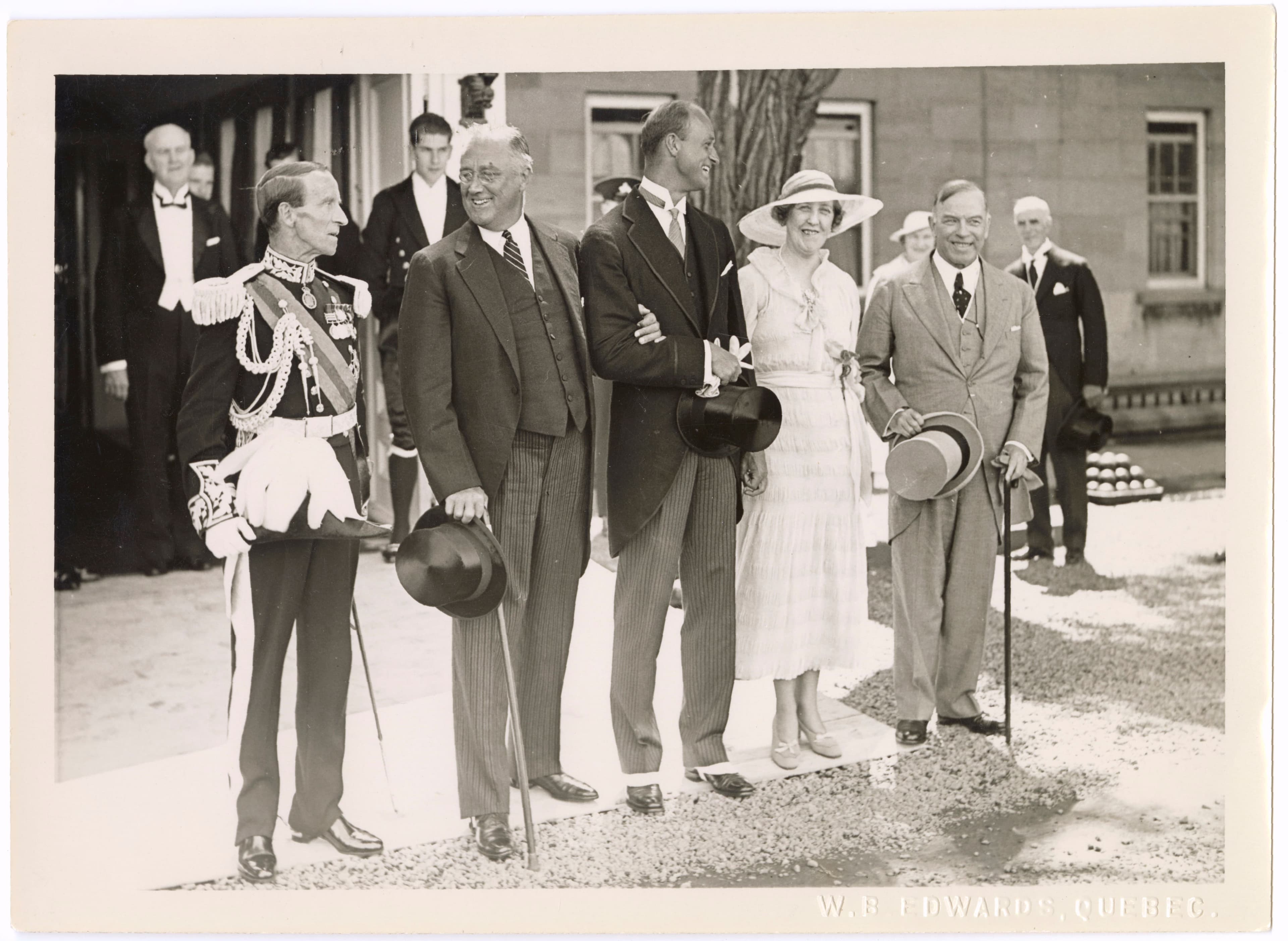 Lors de la visite de Franklin Delano Roosevelt. À ses côtés, John Buchan Tweedsmuir, son fils James Roosevelt, Eleanor Roosevelt et William Lyon Mackenzie King, juillet 1936.