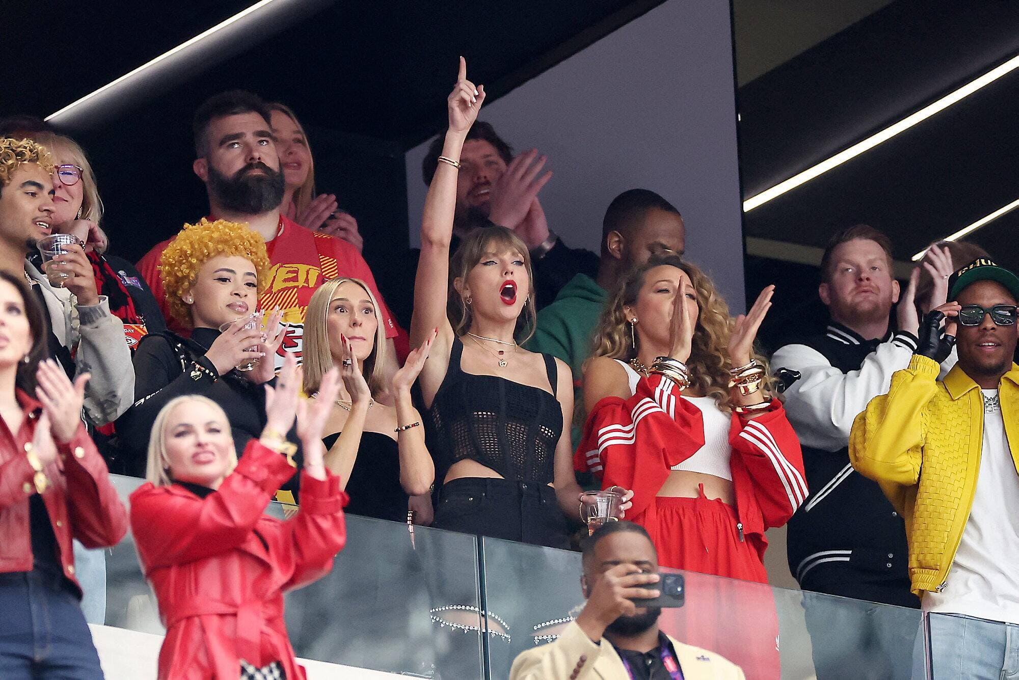 Taylor Swift était bien entourée dans sa loge, où l'on retrouvait aussi la famille de Travis Kelce et de nombreuses personnalités du monde artistique.