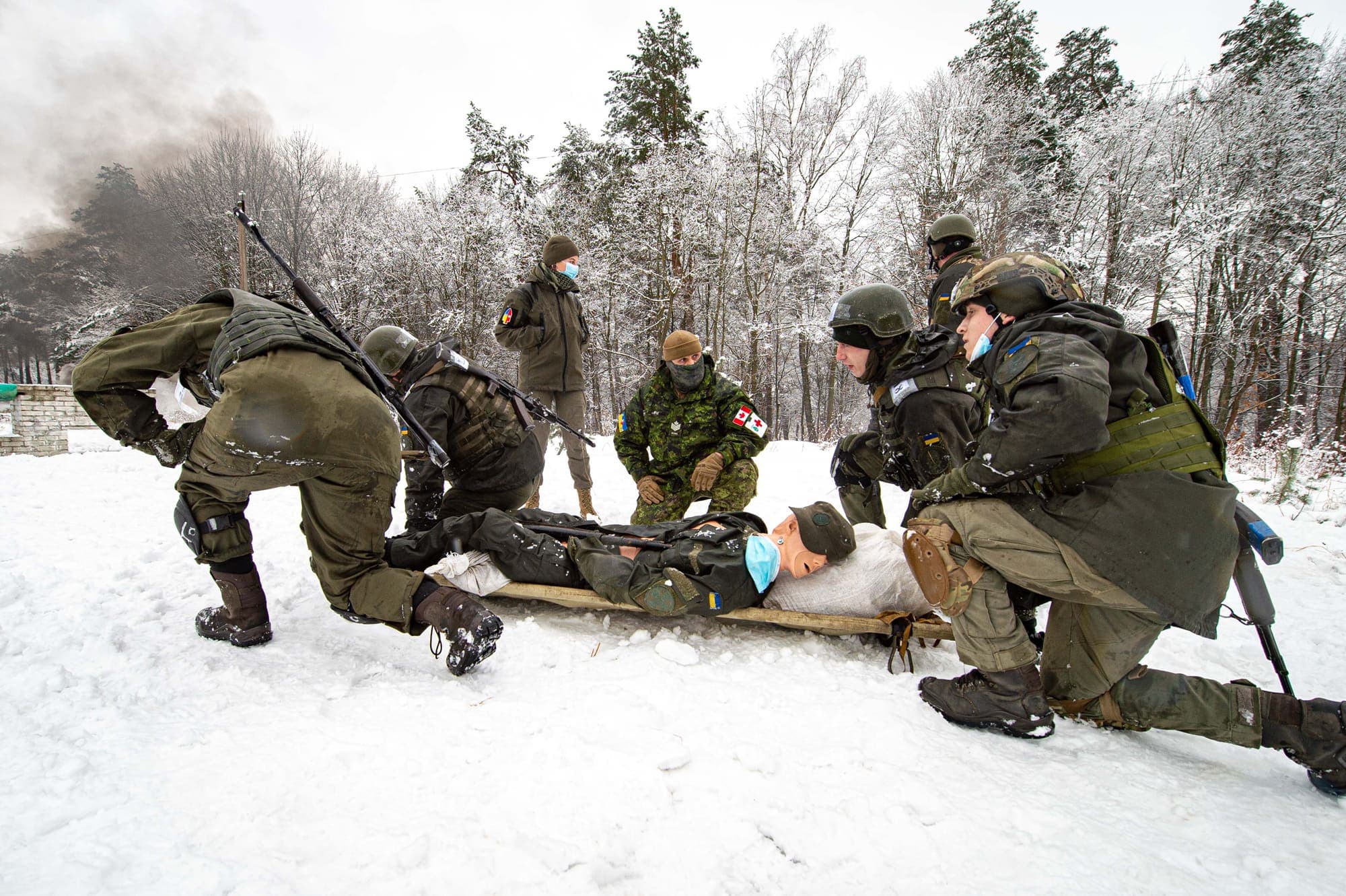 Des soldats canadiens à l’entraînement avec des soldats ukrainiens avant la guerre.