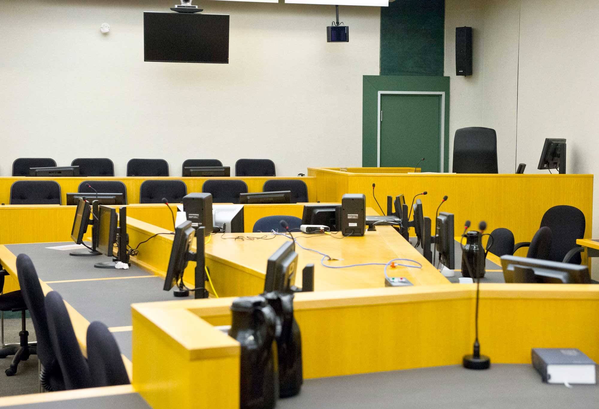 Sans personnel, une salle d’audience reste fermée, si bien que les causes doivent être reportées.