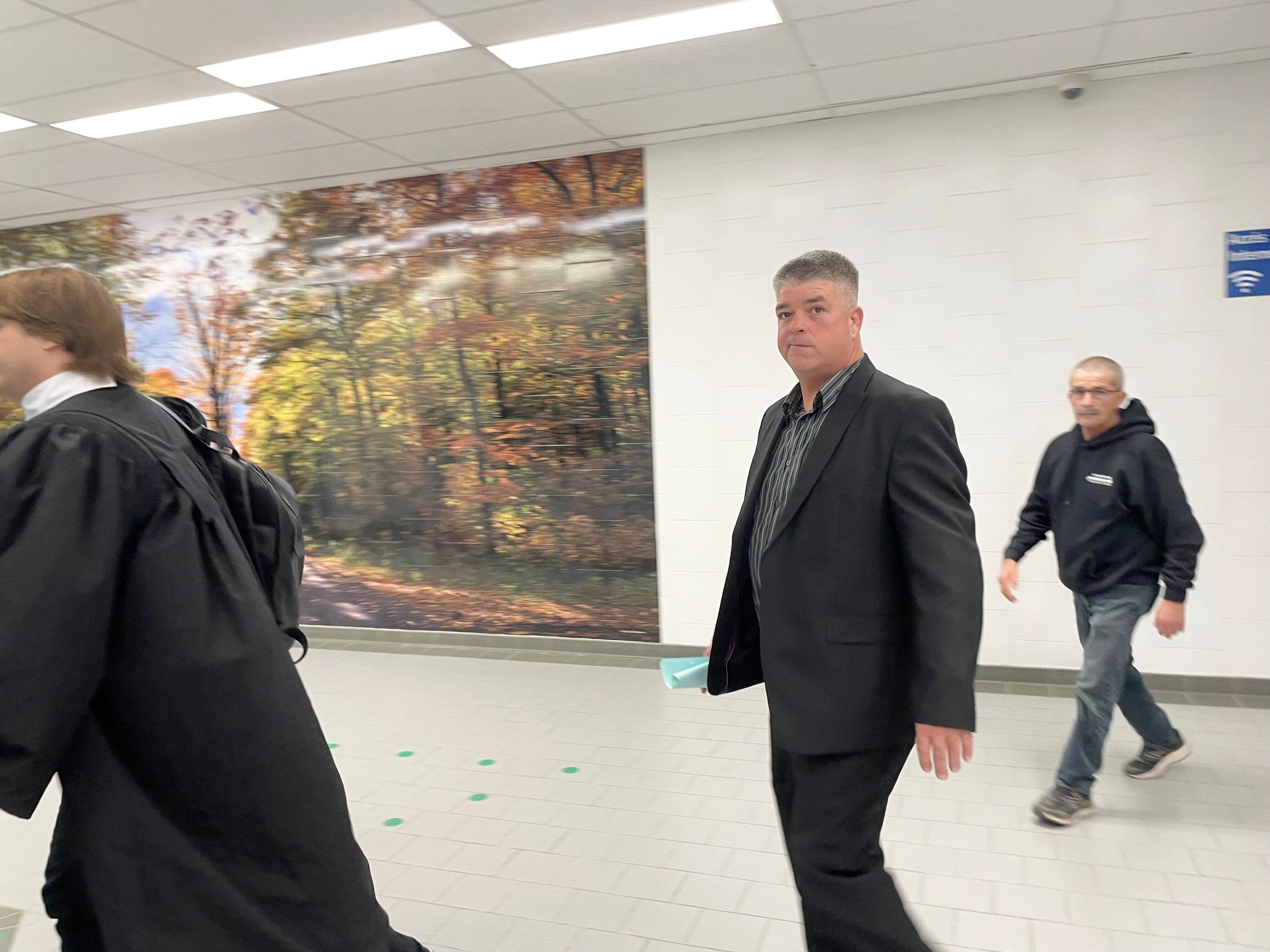 Claude Chabot était flanqué de son avocat, Dylan Jones, au palais de justice de Joliette, le vendredi 1er novembre 2024. Il a reconnu devant le tribunal avoir fauché à mort Sébastien Corbeil, le 18 juin 2023, à Mascouche, alors qu'il était sous l'effet de l'alcool.