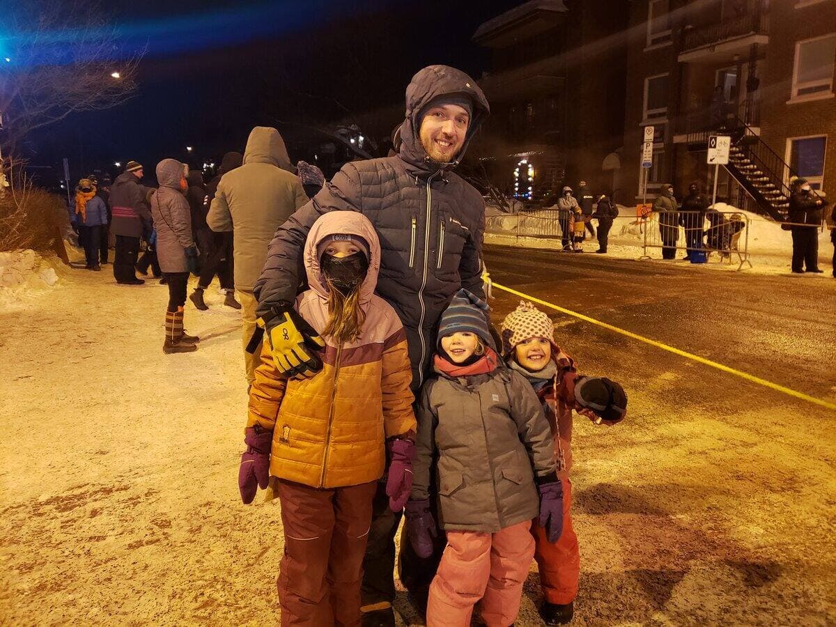 Hugues Martineau accompagné de ses filles Blanche (4 ans), Lou (6 ans) et Béatrice (8 ans).
