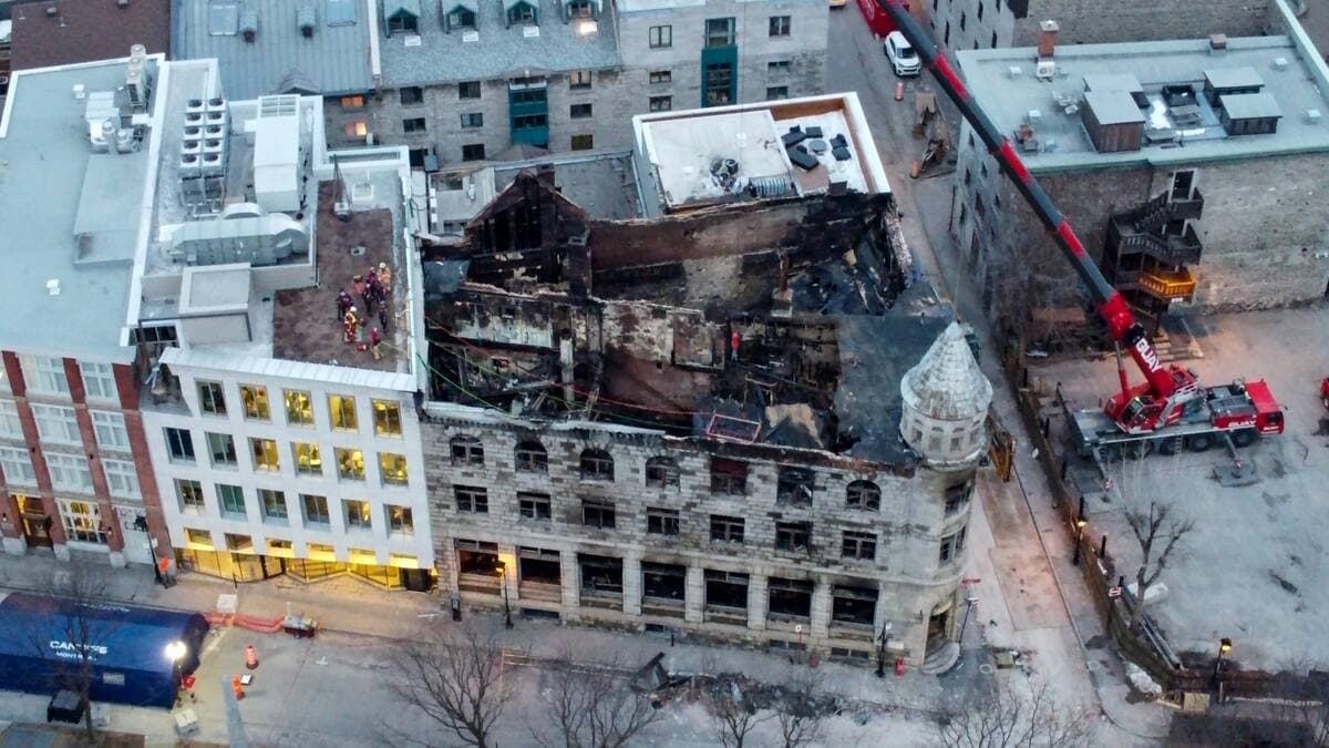 Vue aérienne, le mercredi 22 mars 2023, de l'édifice de la Place d'Youville, dans le Vieux-Montréal, qui a été ravagé par un incendie le jeudi 16 mars.
PHOTO SIDNEY DAGENAIS/AGENCE QMI