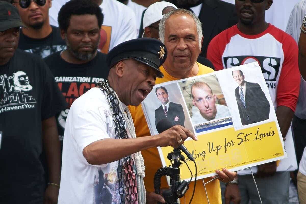 Plusieurs rassemblements et manifestations ont visé à demander justice pour Michael Brown, comme celui-ci à Ferguson en août 2015.