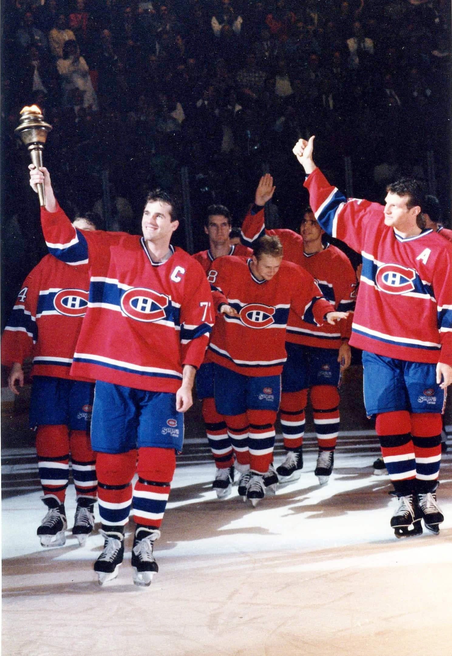 Pierre Turgeon tient le flambeau lors du dernier match au Forum de Montréal, le 11 mars 1996, sous le regard de Vincent Damphousse (à droite).