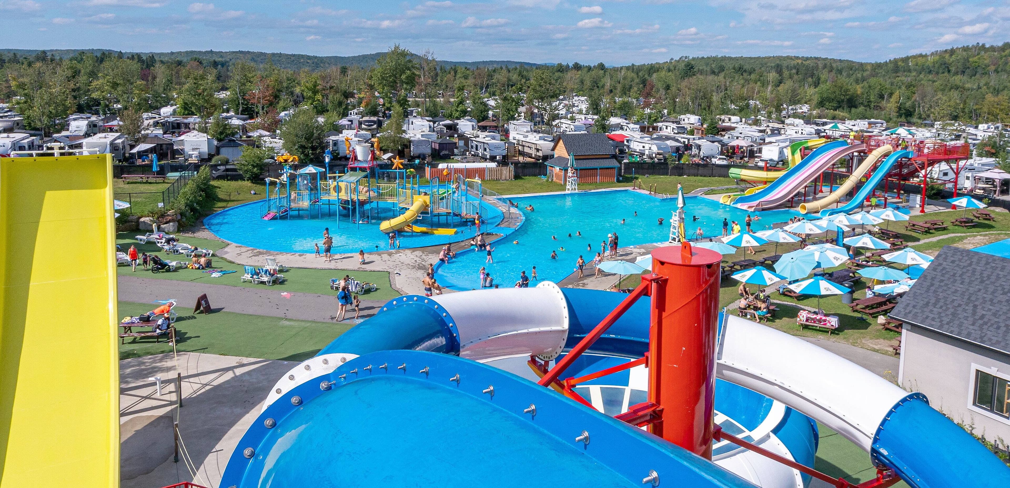 Un aperçu du parc aquatique, avec le camping en arrière-plan.