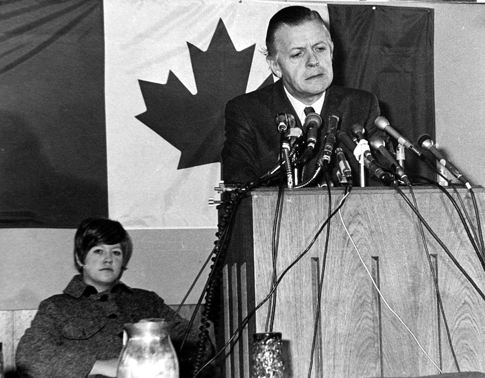 James Richard Cross à l’aéroport de Dorval après sa libération, s’apprêtant à rentrer au Royaume-Uni. Il vécut en captivité 59 jours.