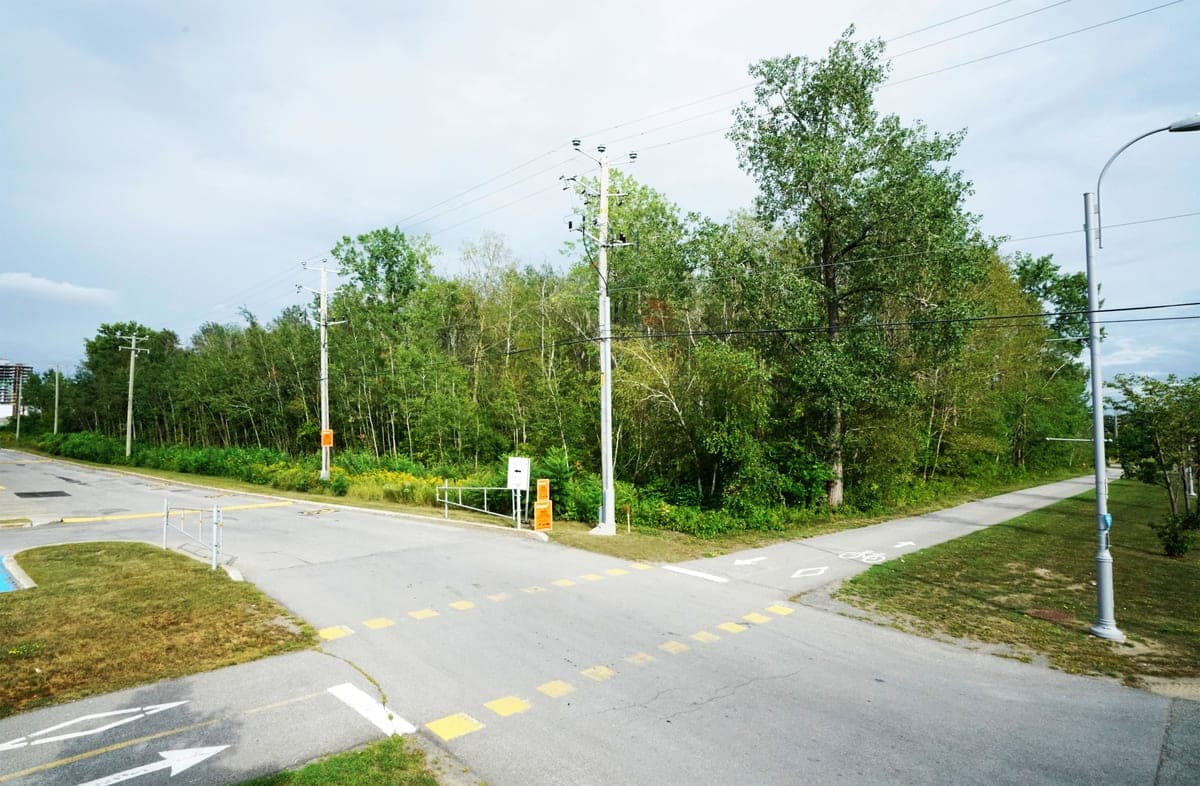 Le terrain vacant rue Armand-Frappier à Laval, futur site de l’usine Moderna.
