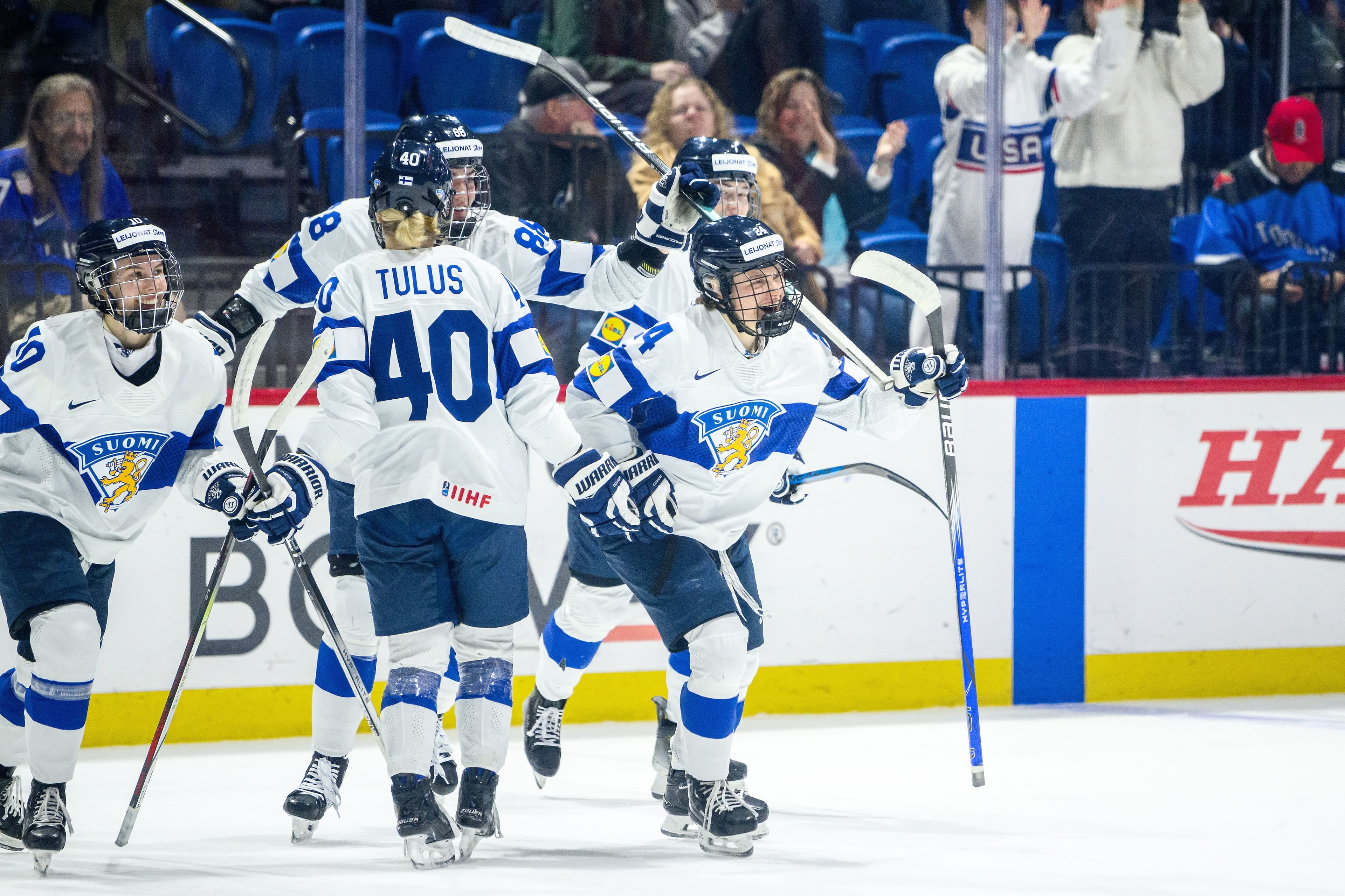 Les Finlandaises ont vaincu les Tchèques en finale pour le bronze, dimanche, au Championnat du monde de hockey féminin, à Utica.