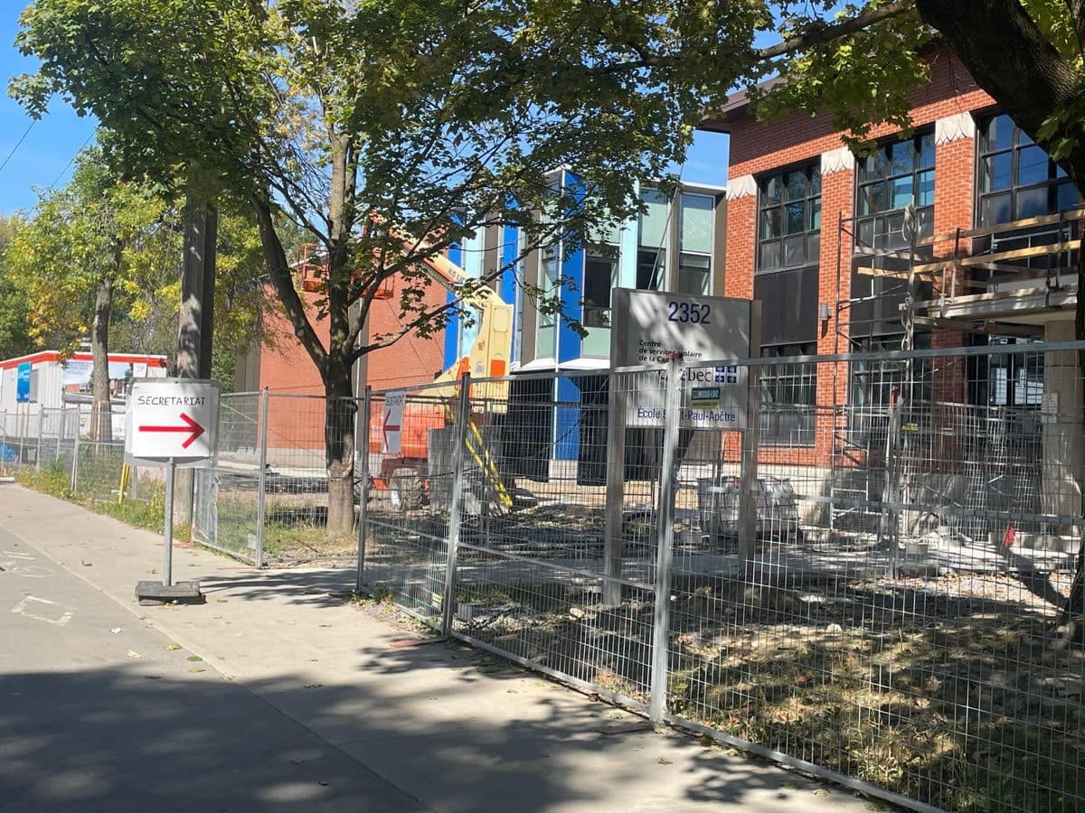 Les chantiers de construction et d’agrandissement d’écoles, comme celui à l’école primaire Saint-Paul-Apôtre à Québec, se feront plus rares dans les prochaines années, puisque Québec a autorisé seulement deux constructions d’école cette année pour l’ensemble de la province, alors qu’aucun projet d’agrandissement n’a été approuvé malgré les nombreuses demandes provenant du réseau scolaire.