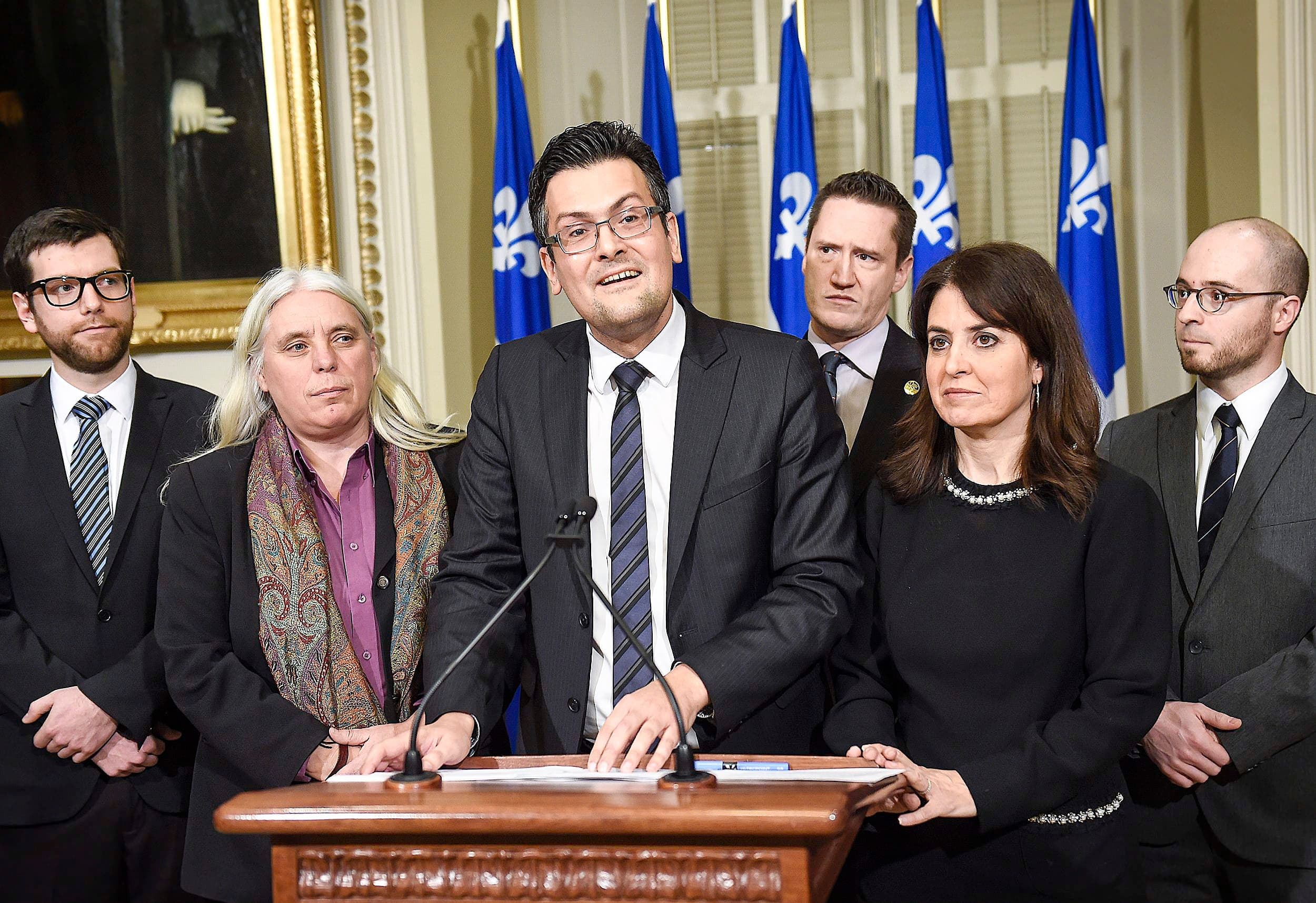 Dans l’ordre habituel : Alex Tyrrell du Parti Vert, Manon Massé de Québec solidaire, Jean-Sébastien Dufresne du Mouvement démocratie nouvelle (au micro), M. Charette, Véronique Hivon, alors députée péquiste, et Sol Zanetti, à l’époque chef d’Option nationale.