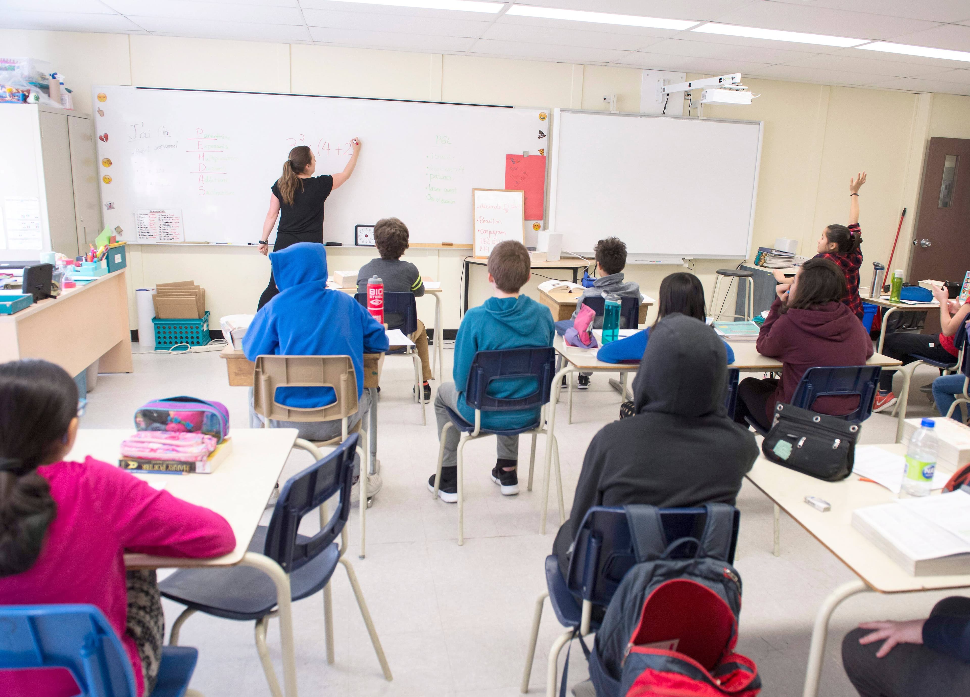 Au Québec, des postes d’enseignants à temps plein restent vacants dans bon nombre d’écoles .