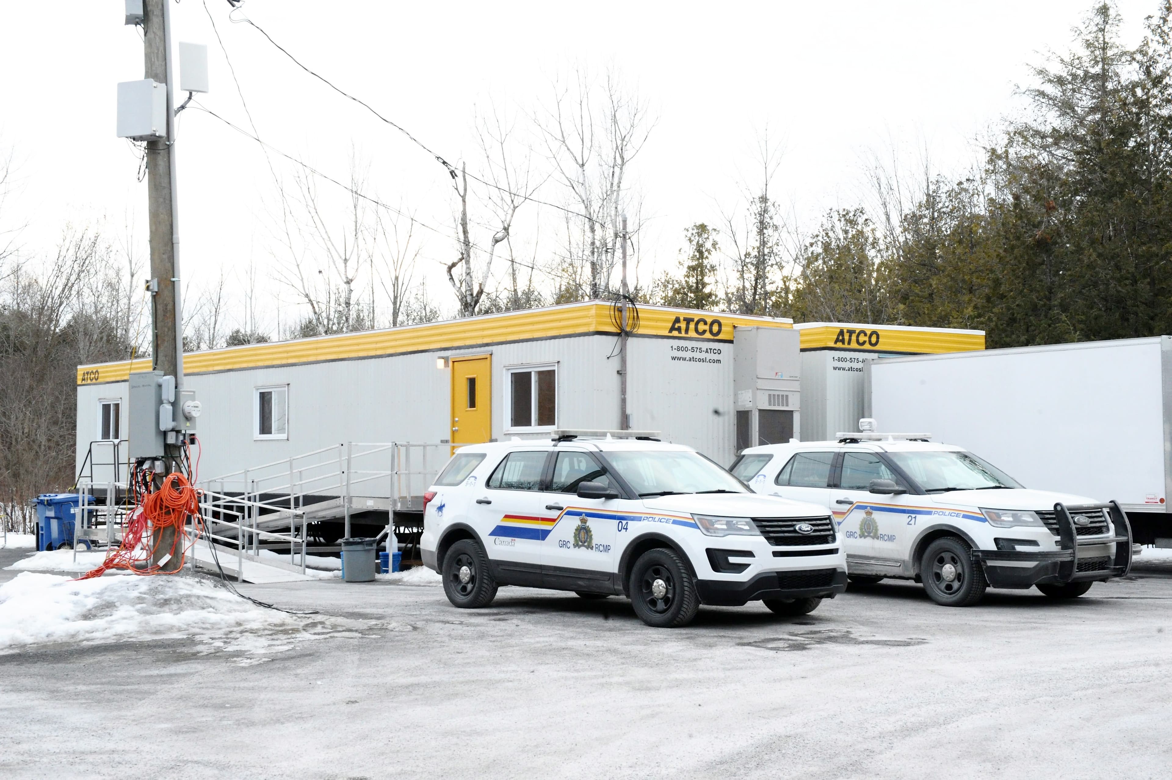 Ces deux roulottes, que l'on aperçoit en 2018, ont éventuellement été installées au bout du chemin Roxham.