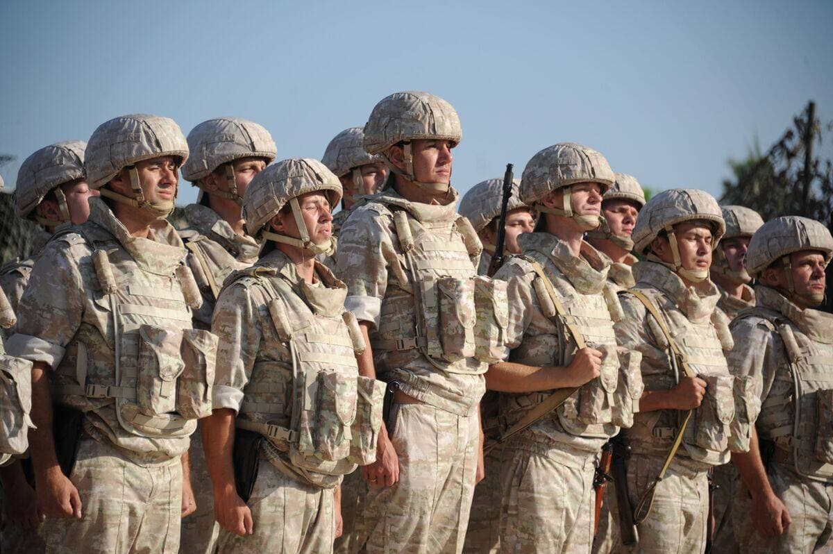 Des soldats russes sont déployés à la base militaire de Hmeimim.