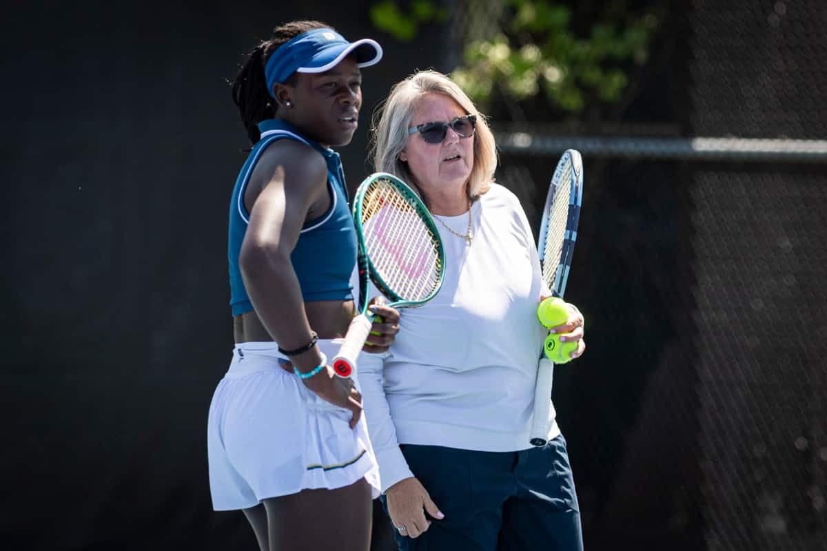 Victoria Mboko à l’entraînement avec Nathalie Tauziat, vendredi, à l’aube de son match de quatrième tour face à la favorite, Coco Gauff.