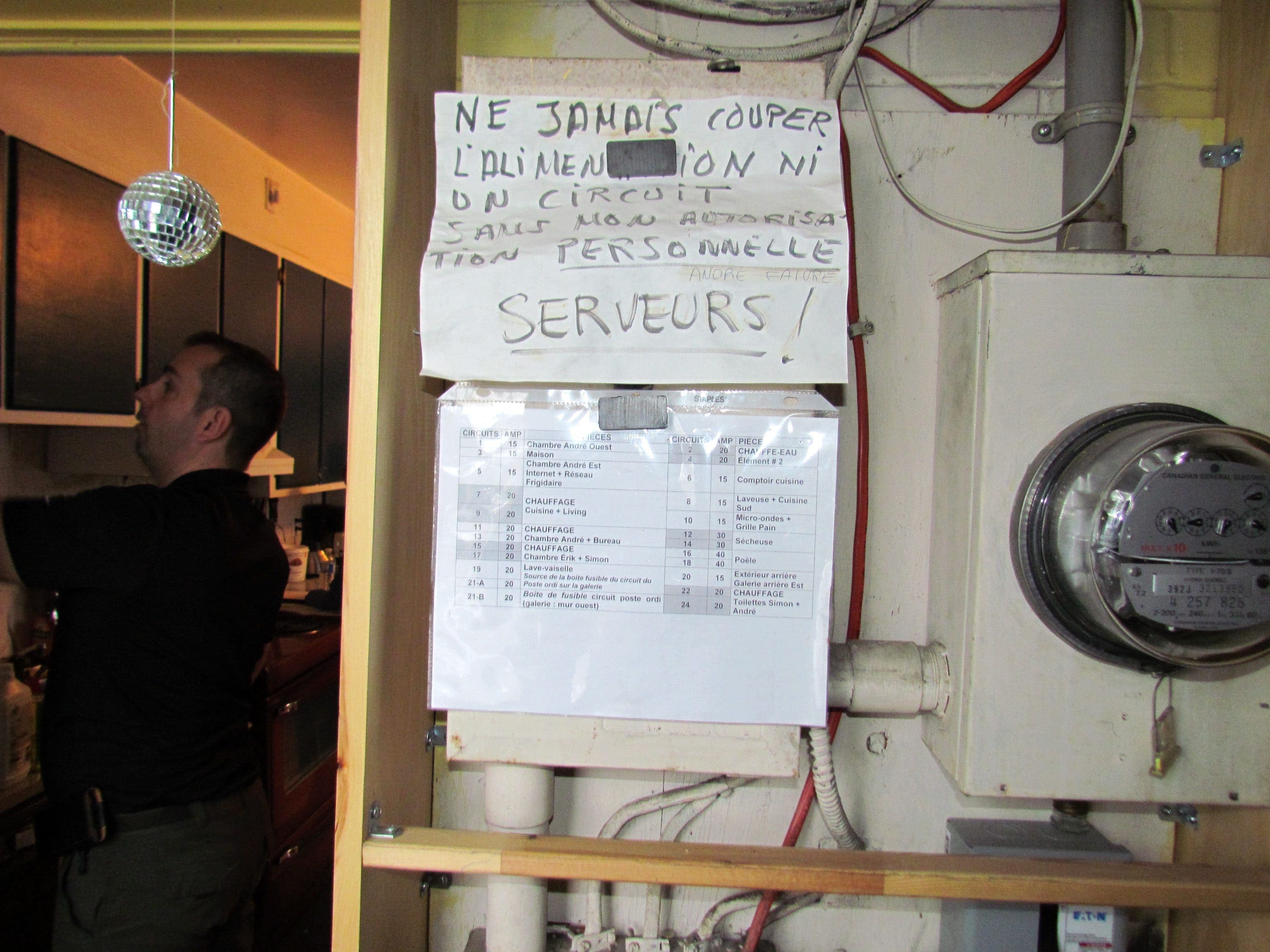 Photos prises par la police lors de la perquisition au domicile d'André Faivre, qui conservait chez lui un serveur privé afin de permettre un canal de communication sécuritaire entre pédophiles. COURTOISIE