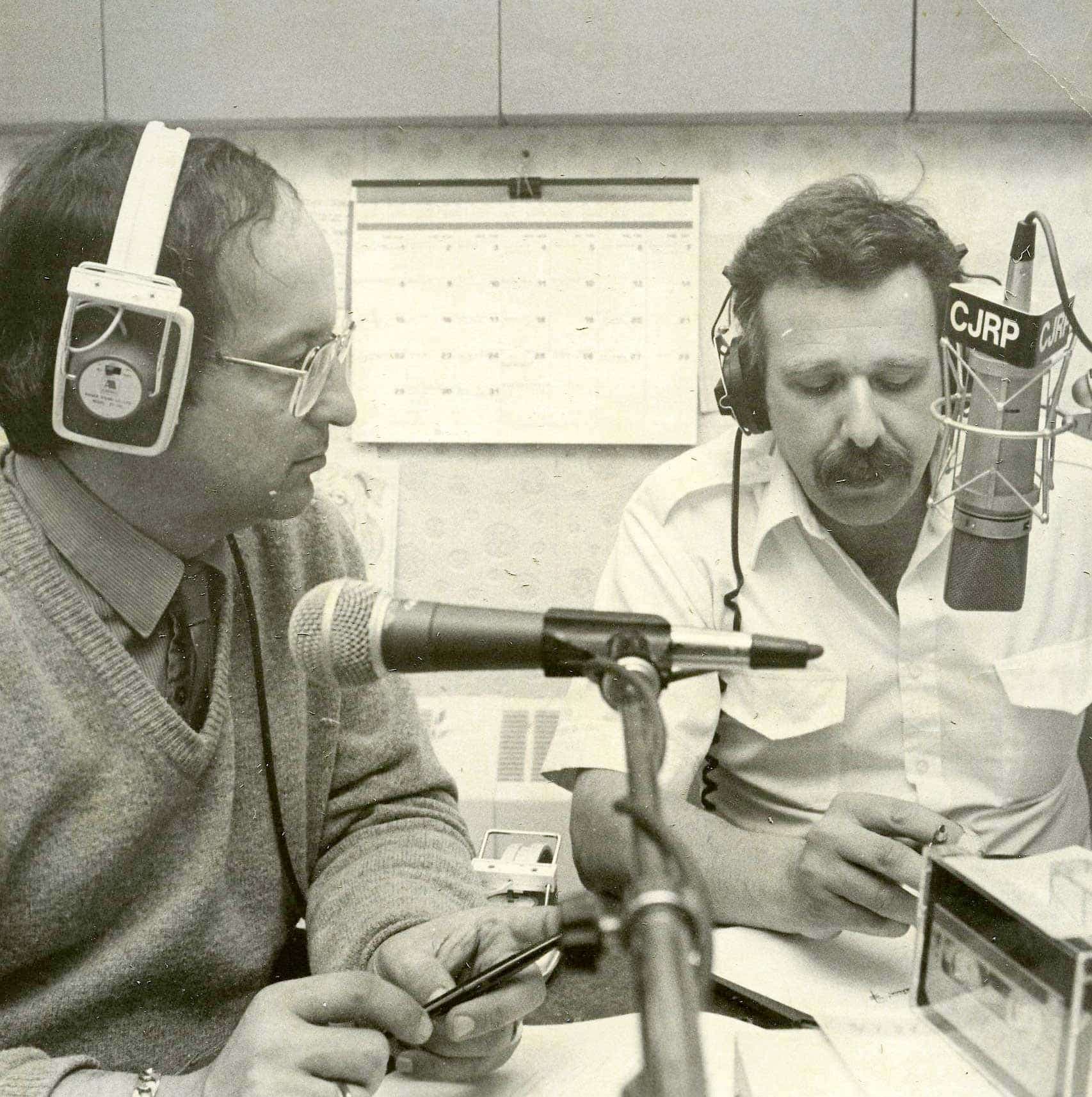 L’animateur Marc Simoneau, décédé le 3 mai 2013, et André Arthur au micro de la station CJRP, de Québec, le 31 janvier 1984.