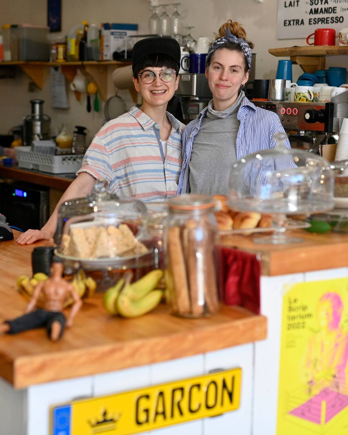 Geneviève Labelle & Mélodie Noël Rousseau (AVEC LA CASQUETTE) Café Reine Garçon - 611 Duluth E Montréal, Québec, Canada. Le samedi 7 mai 2022 PHOTO: MARTIN ALARIE / AGENCE QMI