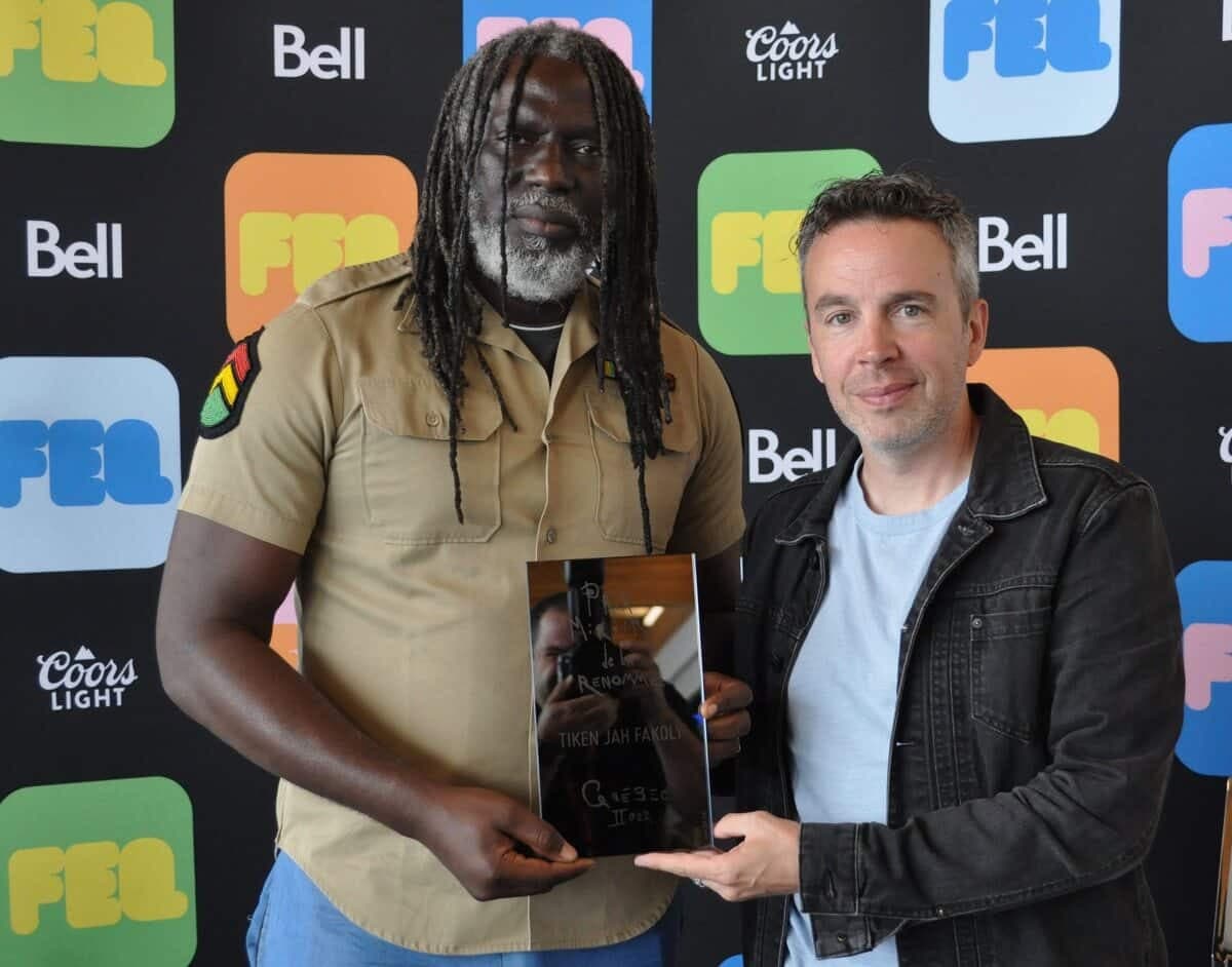 Tiken Jah Fakoly a reçu le Prix miroir de la renommée des mains de Louis Bellavance, directeur de la programmation du Festival d’été de Québec.