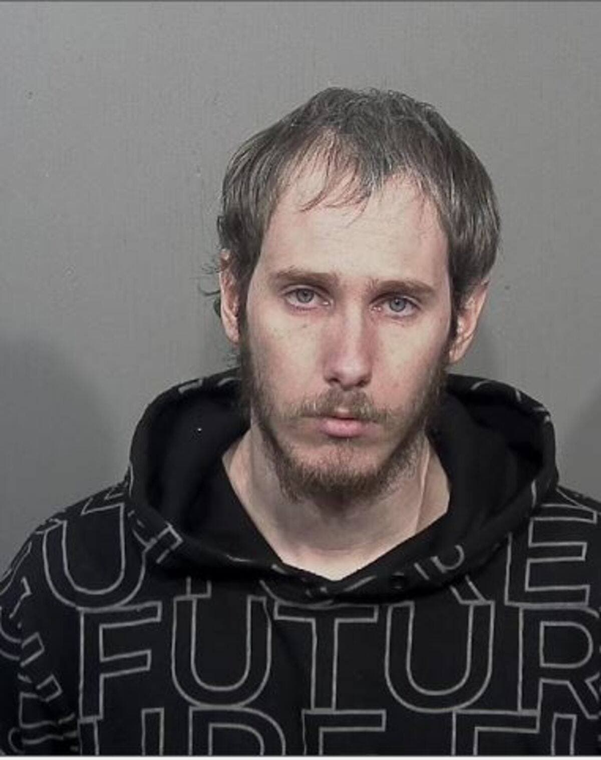 Un homme de 26 ans, Menachem Mendel Cohen, est recherché par la police de Montréal depuis qu’un mandat d’arrestation a été lancé contre lui pour possession d’imitation d’arme et divers méfaits, le jeudi 18 août 2022.