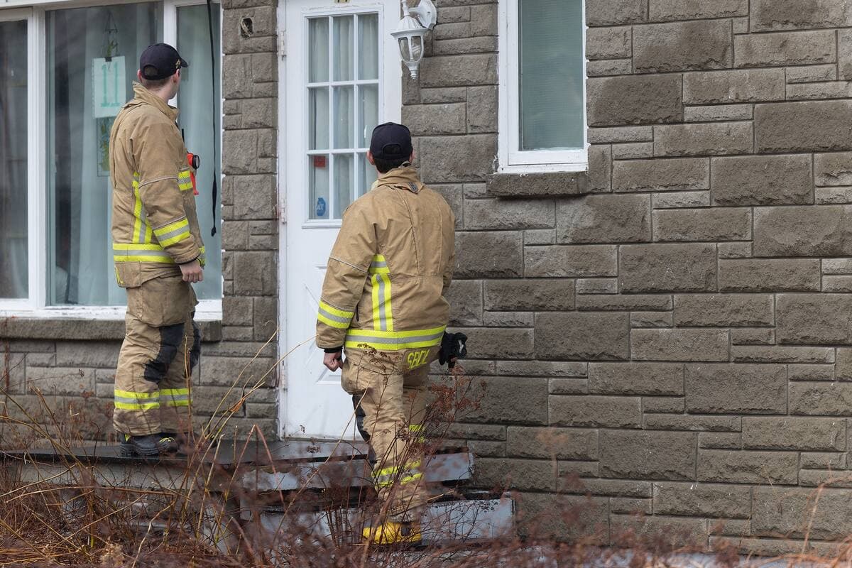 Les pompiers ont frappé à la porte de plusieurs résidences de l’île pour inviter les gens à évacuer leur demeure.