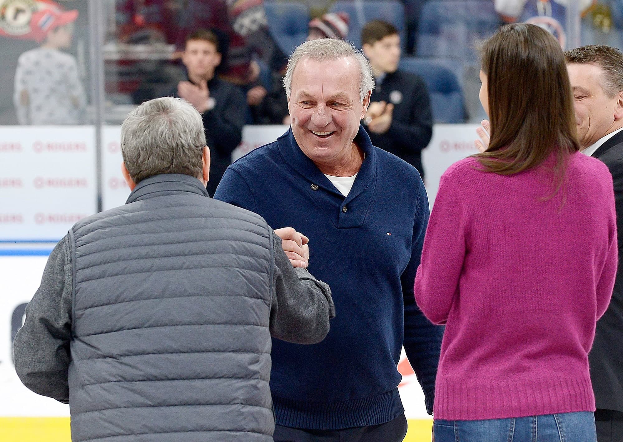 Guy Lafleur serre la main du maire de l’époque, Régis Labeaume, à sa dernière présence au Tournoi pee-wee de Québec, en février 2019, à l’occasion du 60e anniversaire de l’événement.