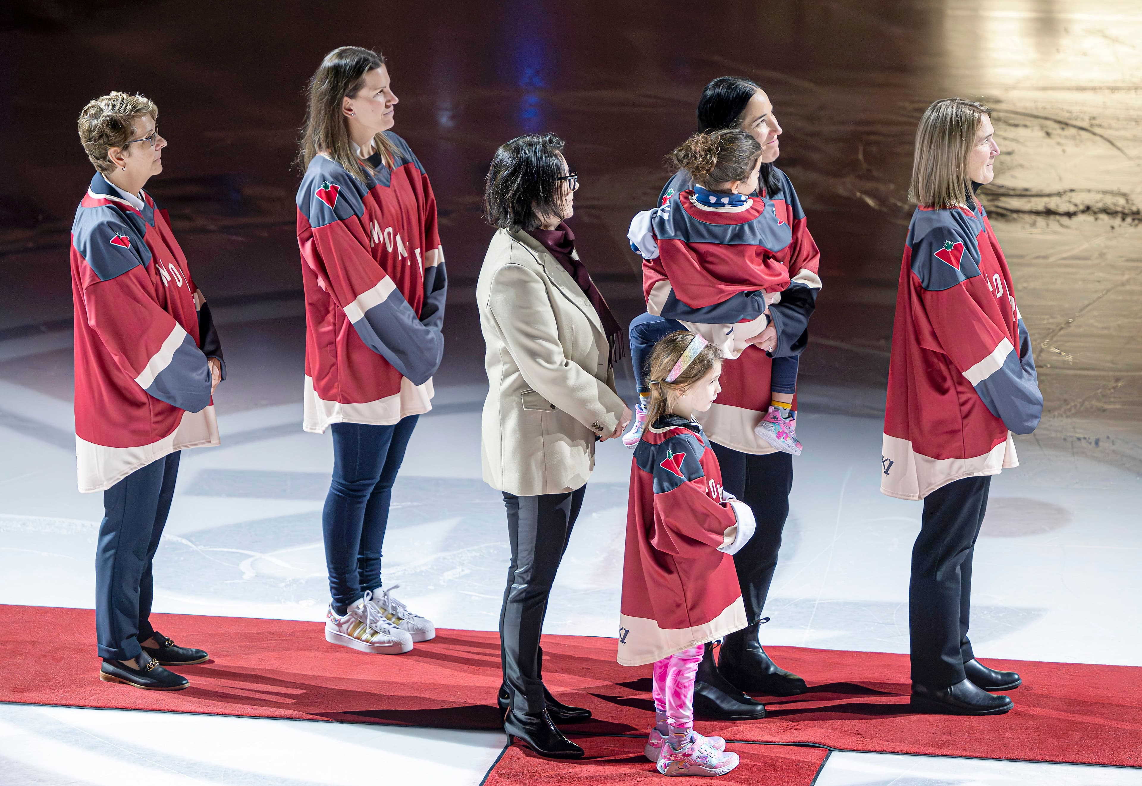 Danielle Goyette, Kim St-Pierre, Danièle Sauvageau (aujourd’hui directrice générale de l’équipe de Montréal), Caroline Ouellette, en compagnie de ses filles Liv et Tessa, et France St-Louis ont été honorées à l’Auditorium de Verdun, samedi.
