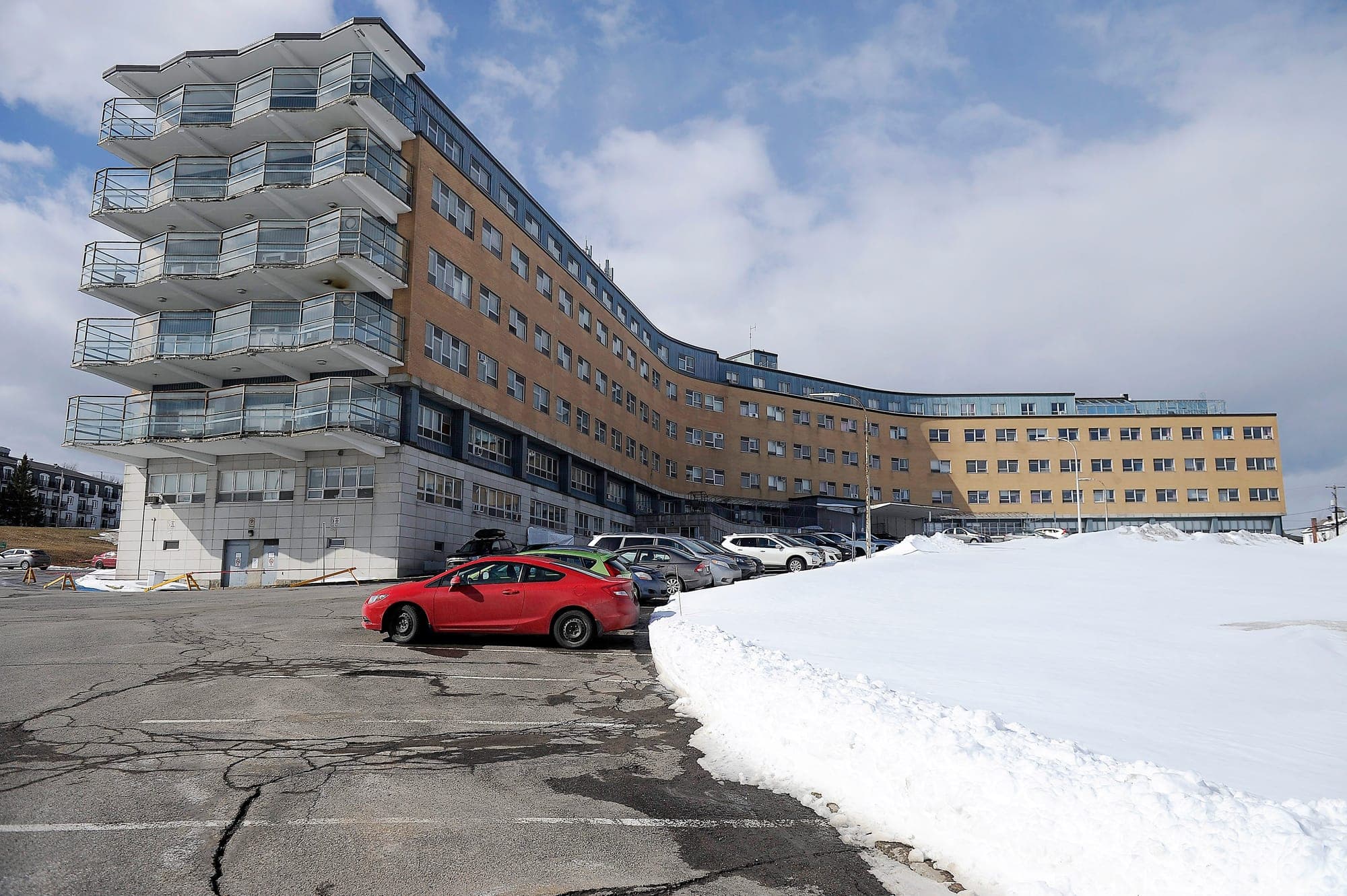 Pendant que plusieurs se réjouissent à la pensée de prendre enfin un verre en paix dans un bar, des milliers de femmes et d’hommes, plus vulnérables, attendent encore qu’on les « libère ».