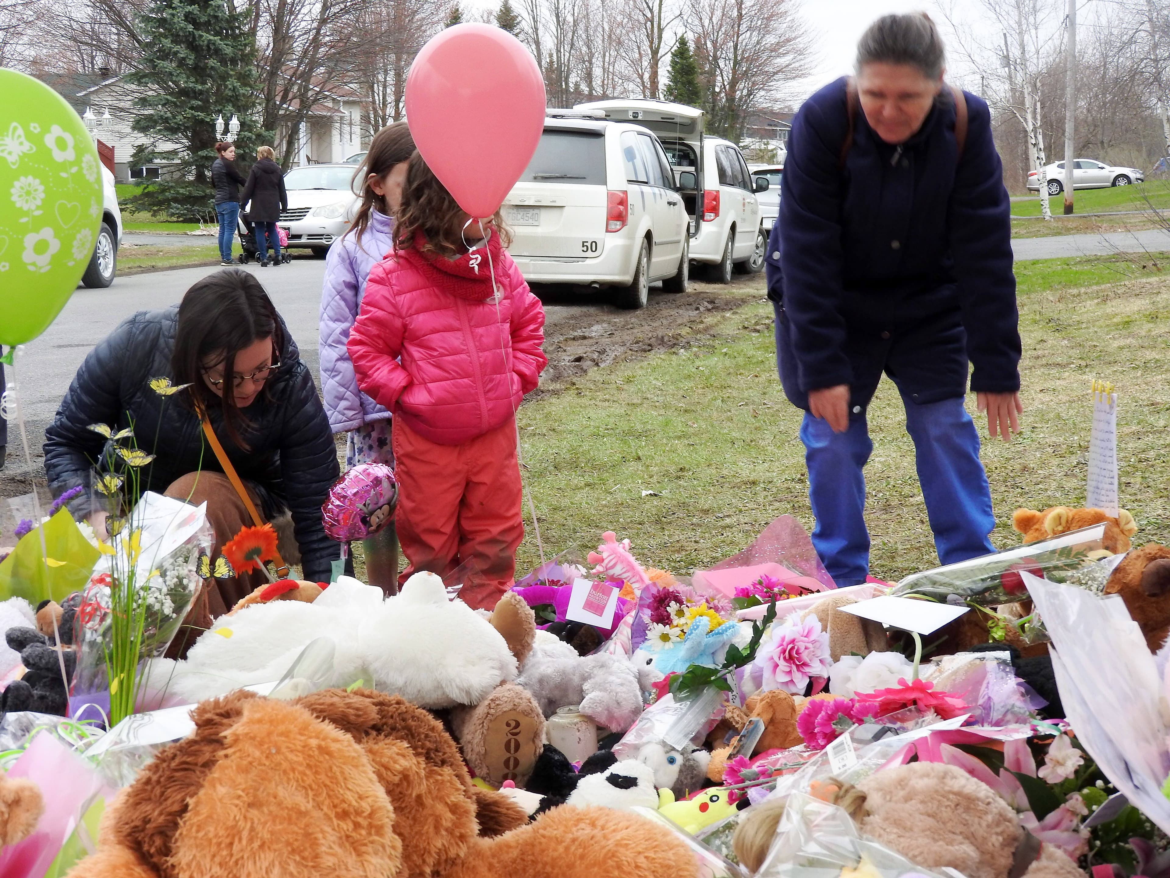 Le décès de la fillette de Granby avait secoué le Québec en avril 2019. À l’époque, des gens ont déposé des toutous pour lui rendre hommage.