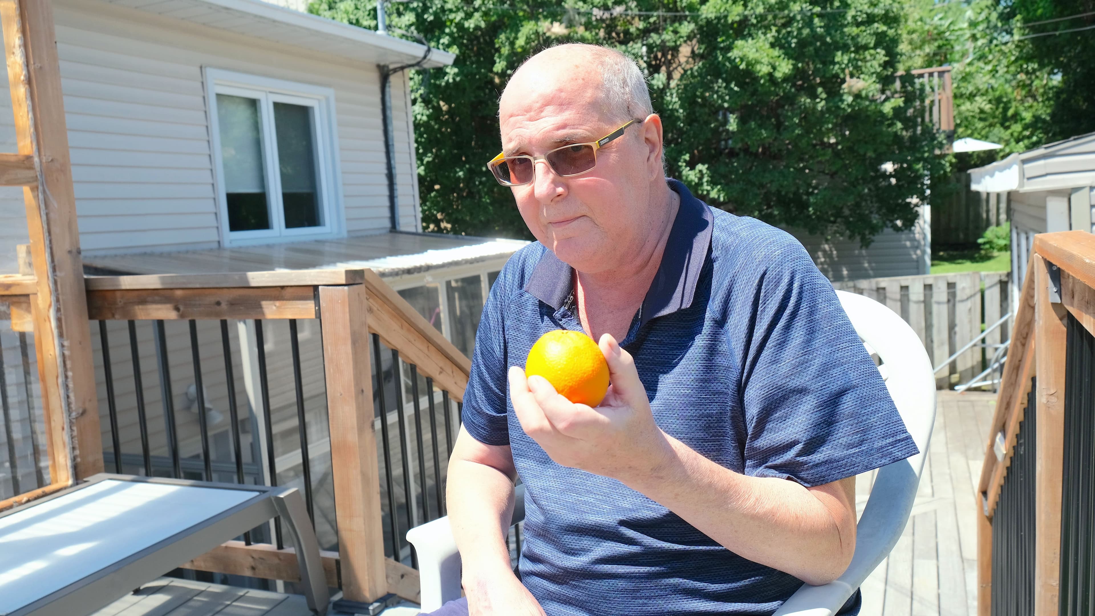 Daniel Major tient dans ses mains une orange. C’est la taille de la tumeur au cerveau qu’il s’est fait retirer le mois dernier lors d’une délicate opération.