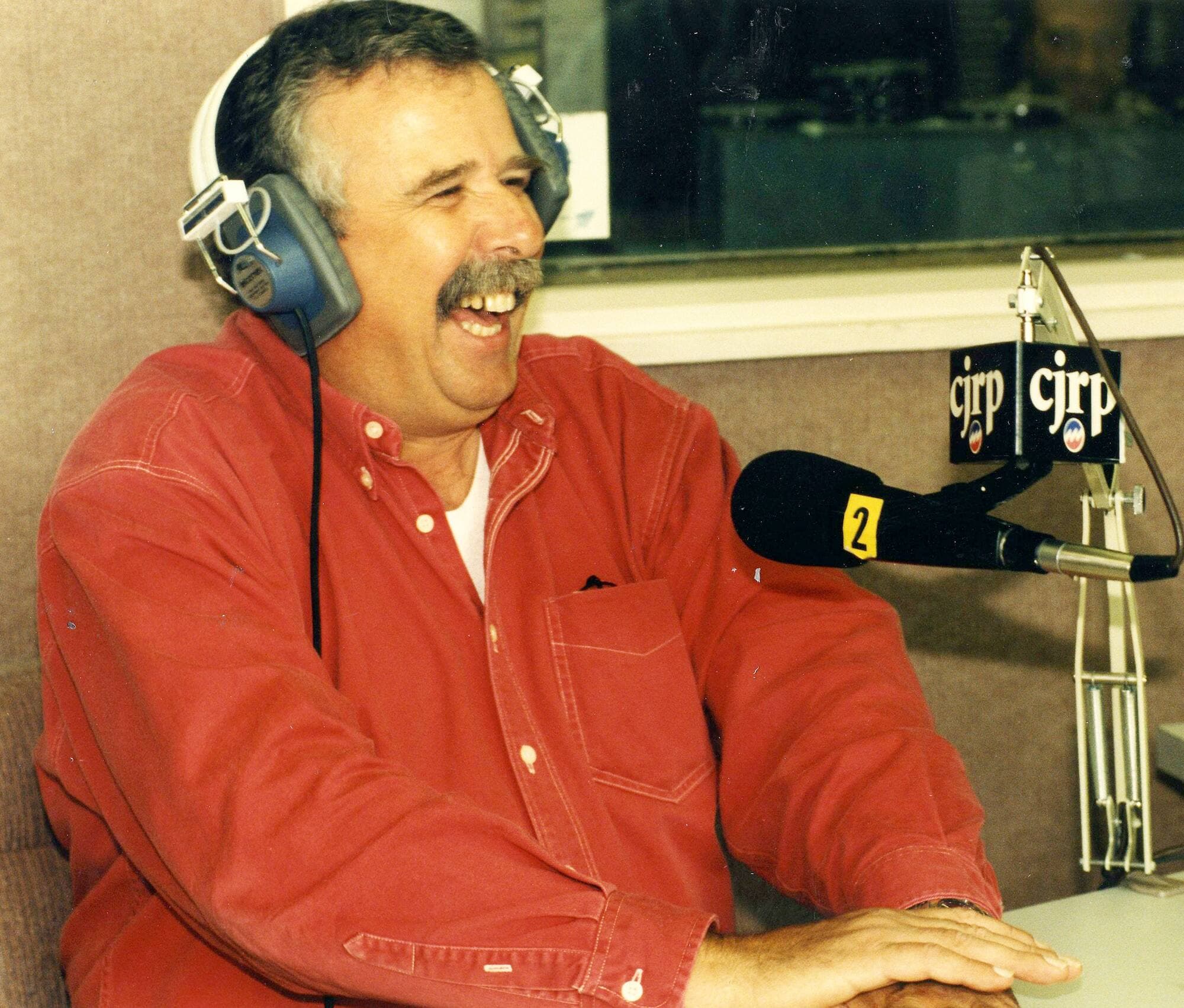 Le 12 septembre 1984, André Arthur retourne au micro de son ancienne station, CJRP, pour faire mousser sa candidature comme député indépendant aux élections provinciales.