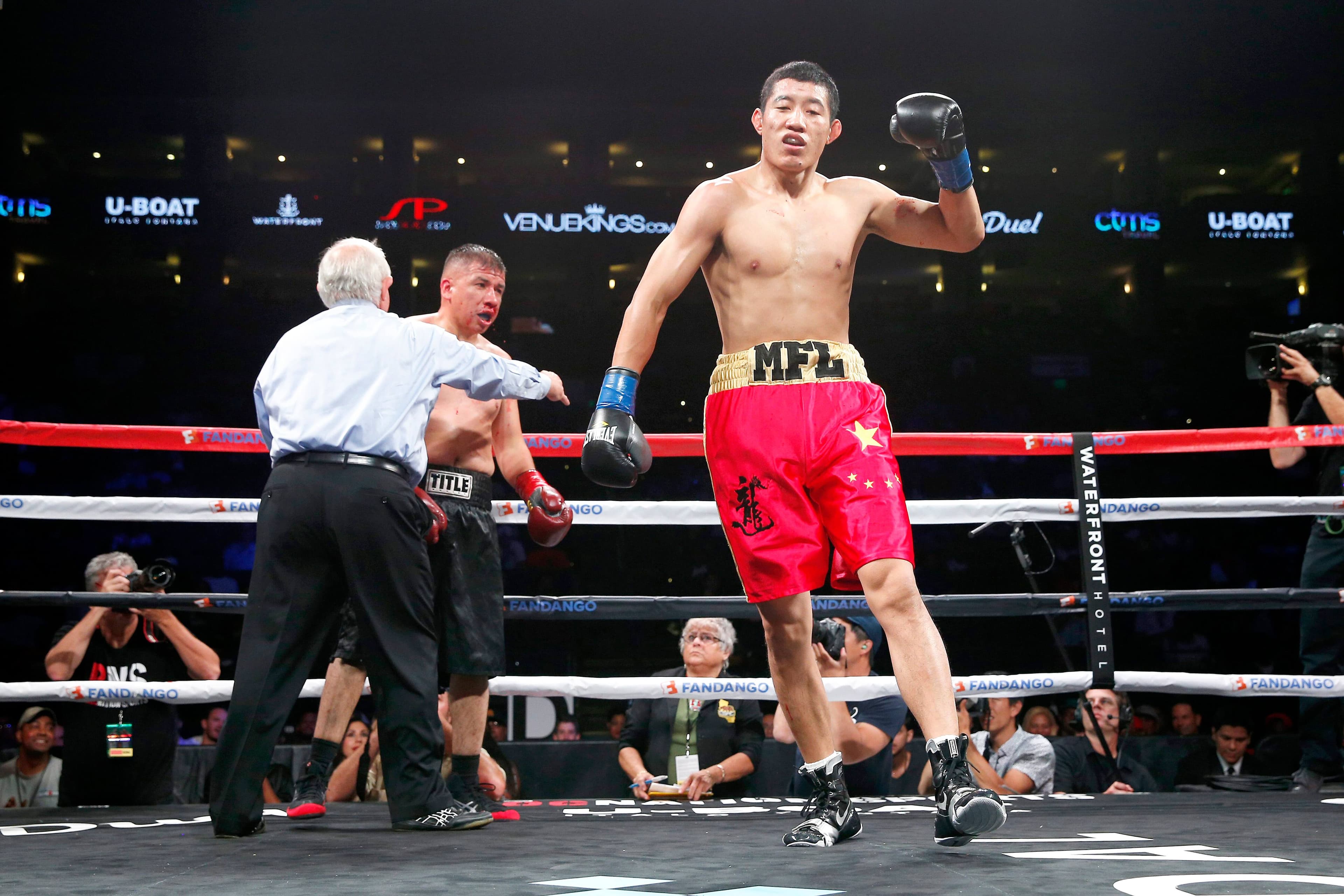 Fanlong Meng célébrant sa victoire contre Albert Avina en juin 2015.