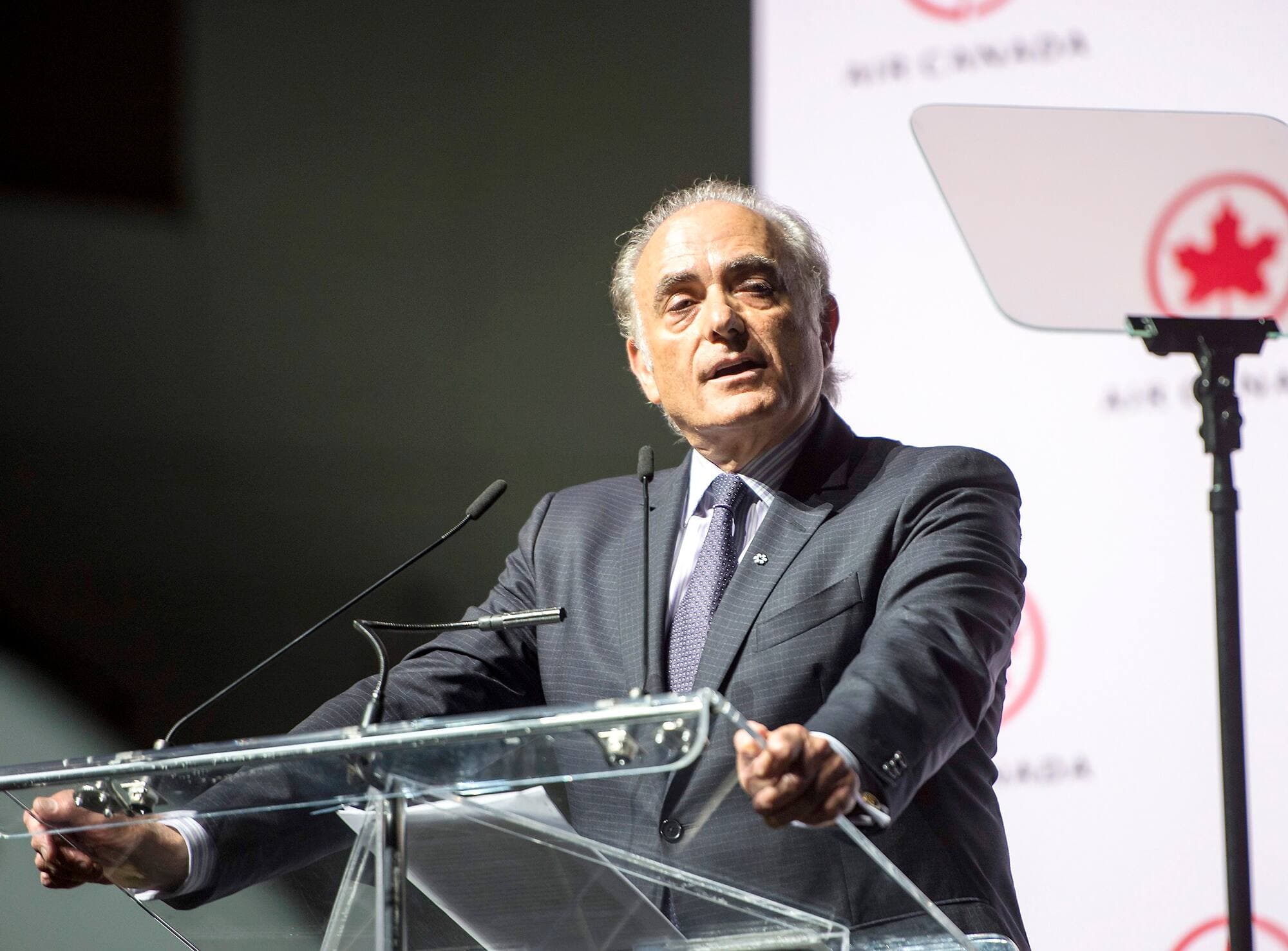Calin Rovinescu était PDG d'Air Canada au moment de la fermeture abrupte d'Aveos, en 2012. On le voit ici lors de la livraison du premier avion A220 à Air Canada, en janvier 2020.
