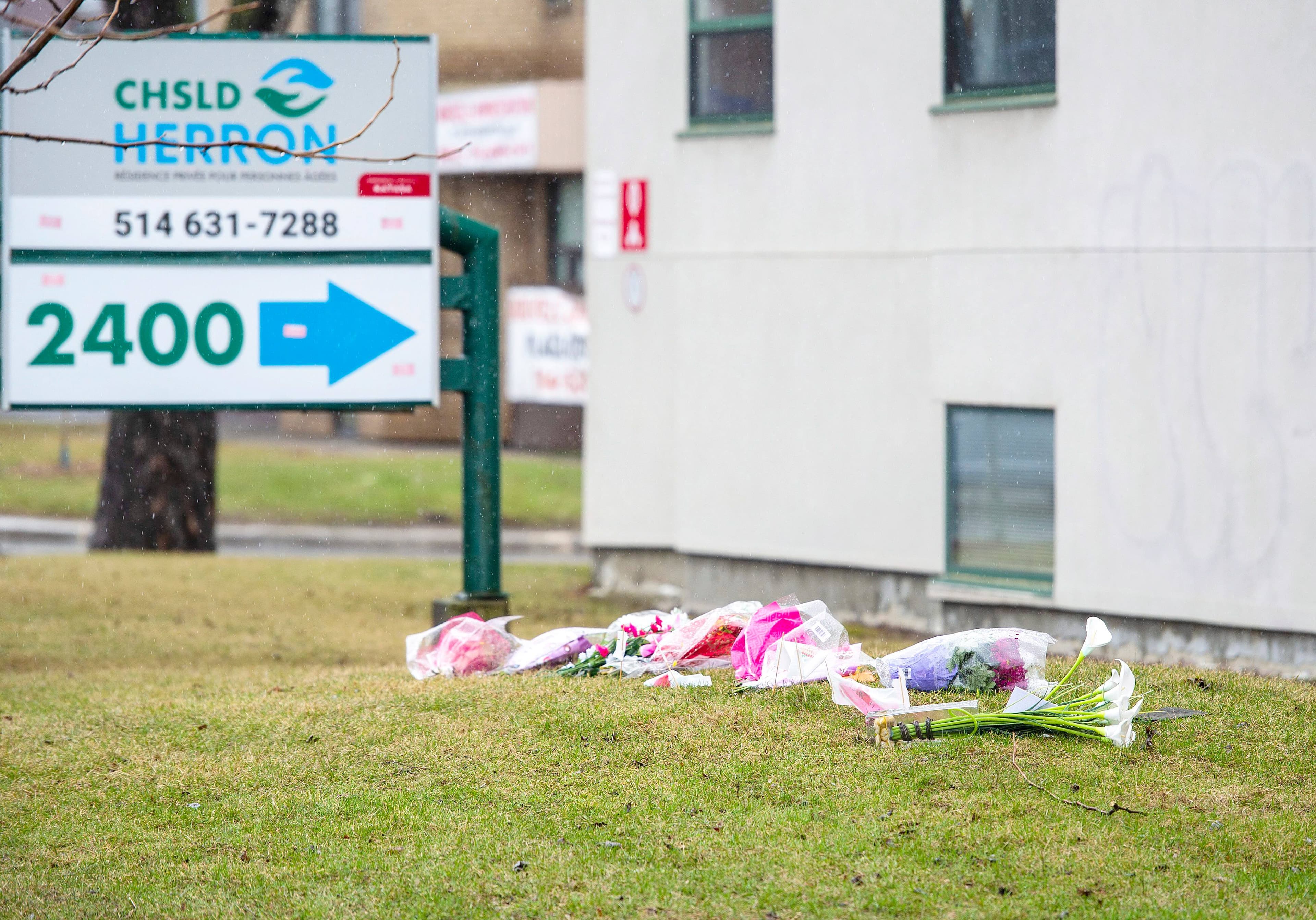 Des fleurs avaient été déposées, en mars 2020, sur le terrain du CHSLD privé Herron, où 47 résidents sont décédés lors de ce printemps.