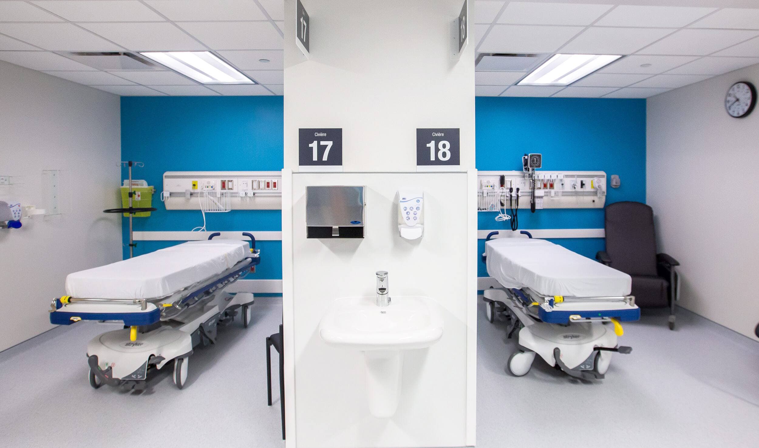 Des lits sont bien là, mais on ne peut les utiliser par manque de personnel, qui doit prendre des vacances après l’année éprouvante.