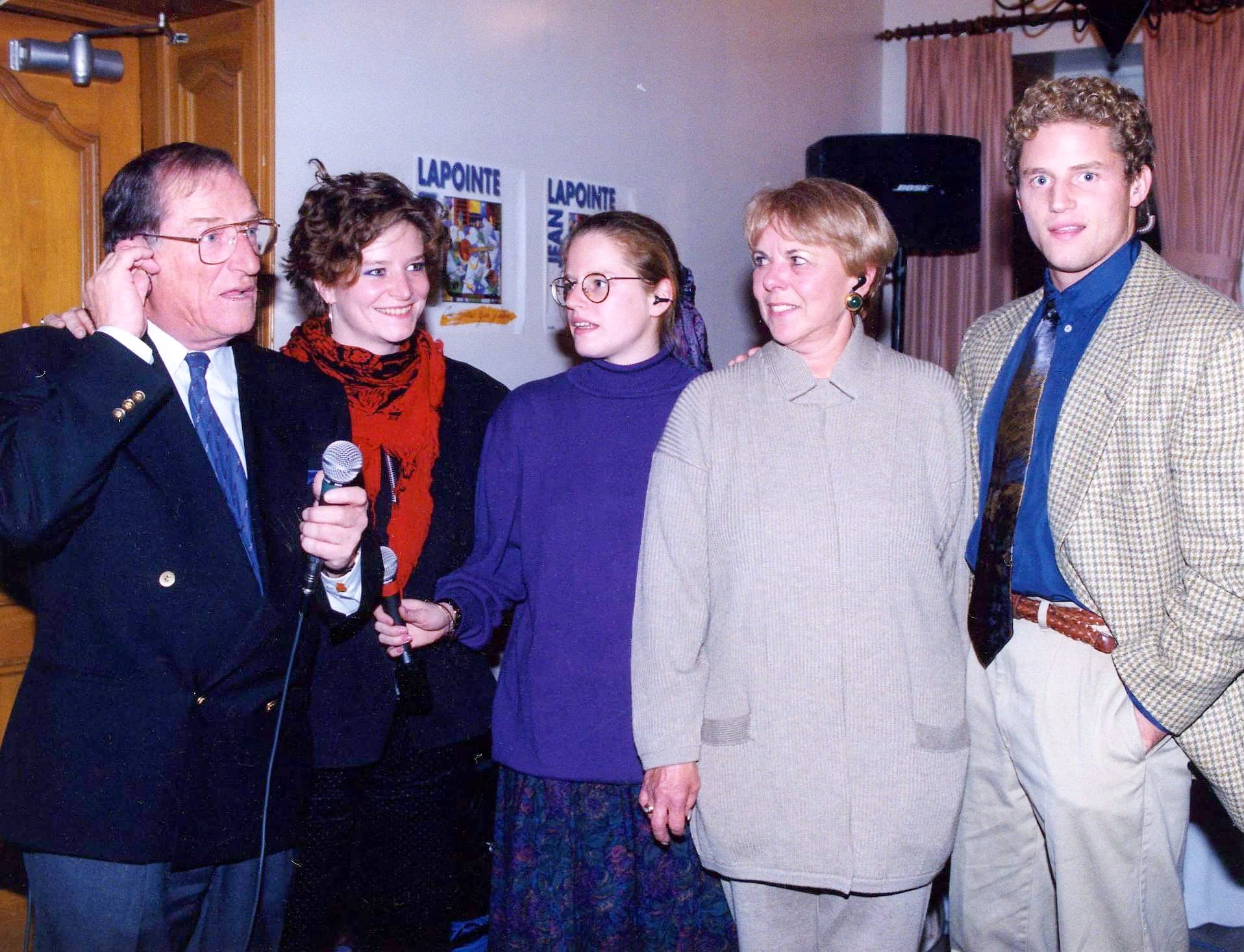 Lors du lancement de l’album Ces gens que j’aime de Jean Lapointe en 1992. Ce dernier est accompagné de ses filles Maryse et Catherine, sa femme de l’époque Cécile Labelle-Lapointe et son fils Jean-Marie.