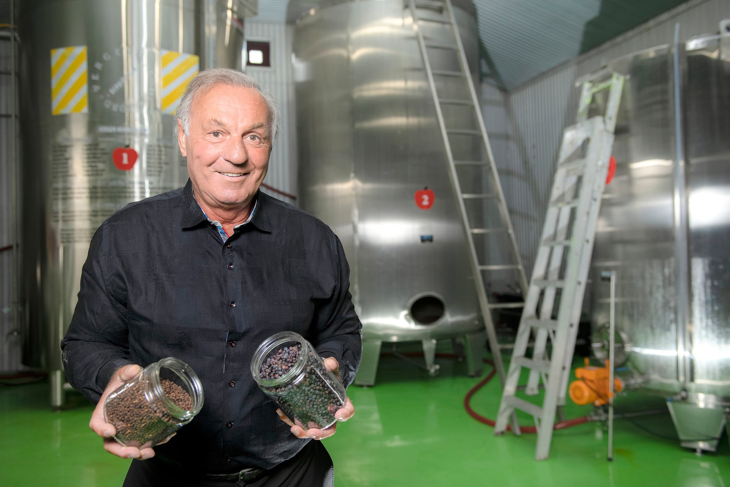 En avril 2020, Guy Lafleur avait présenté son gin au poivre. On le voit ici avec des pots de poivre qui ont servi à le parfumer.